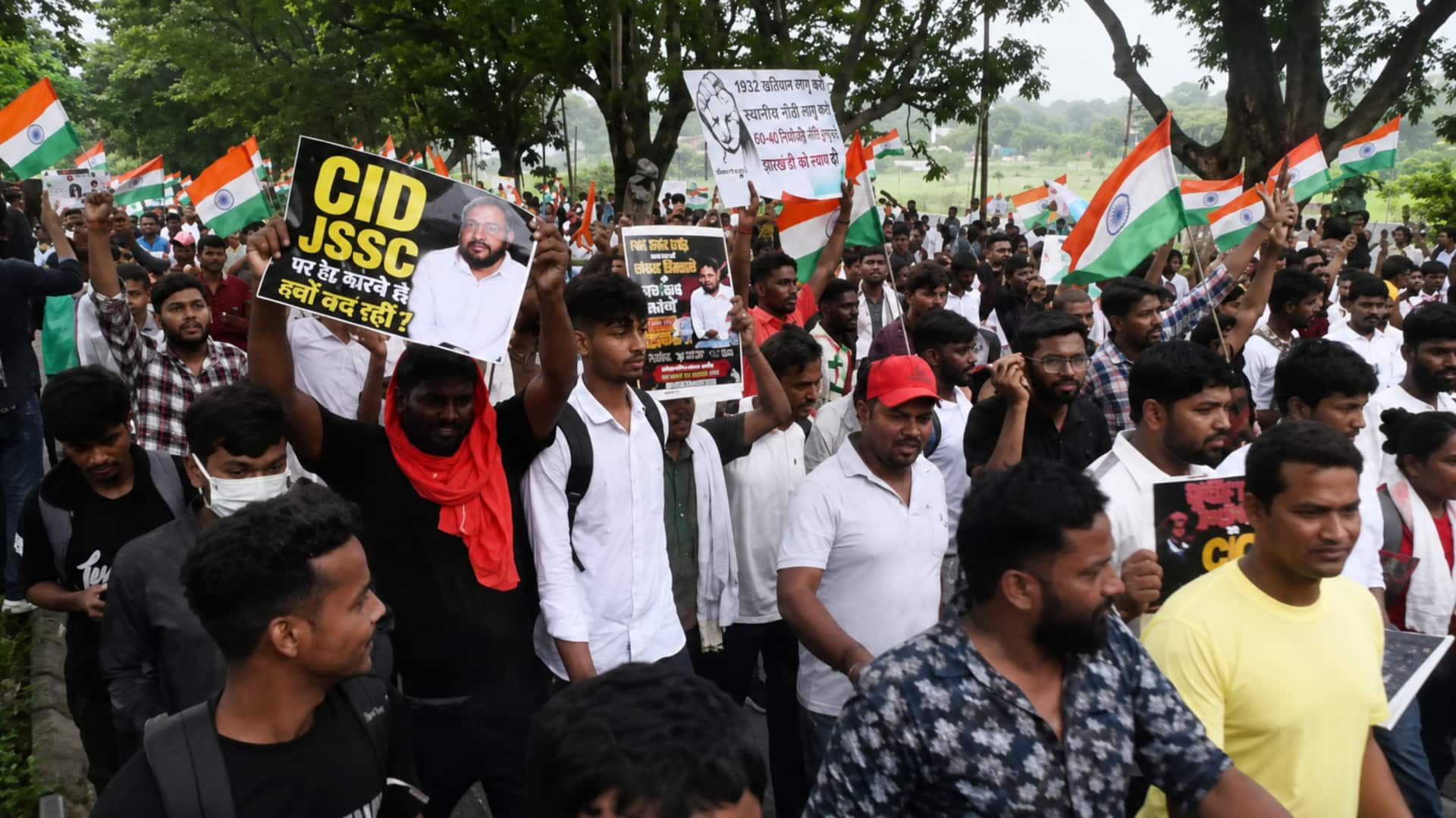 झारखंड विधानसभा कूच के दौरान छात्रों पर पानी की बौछार, पूर्व मुख्यमंत्री बाबूलाल मरांडी हिरासत में