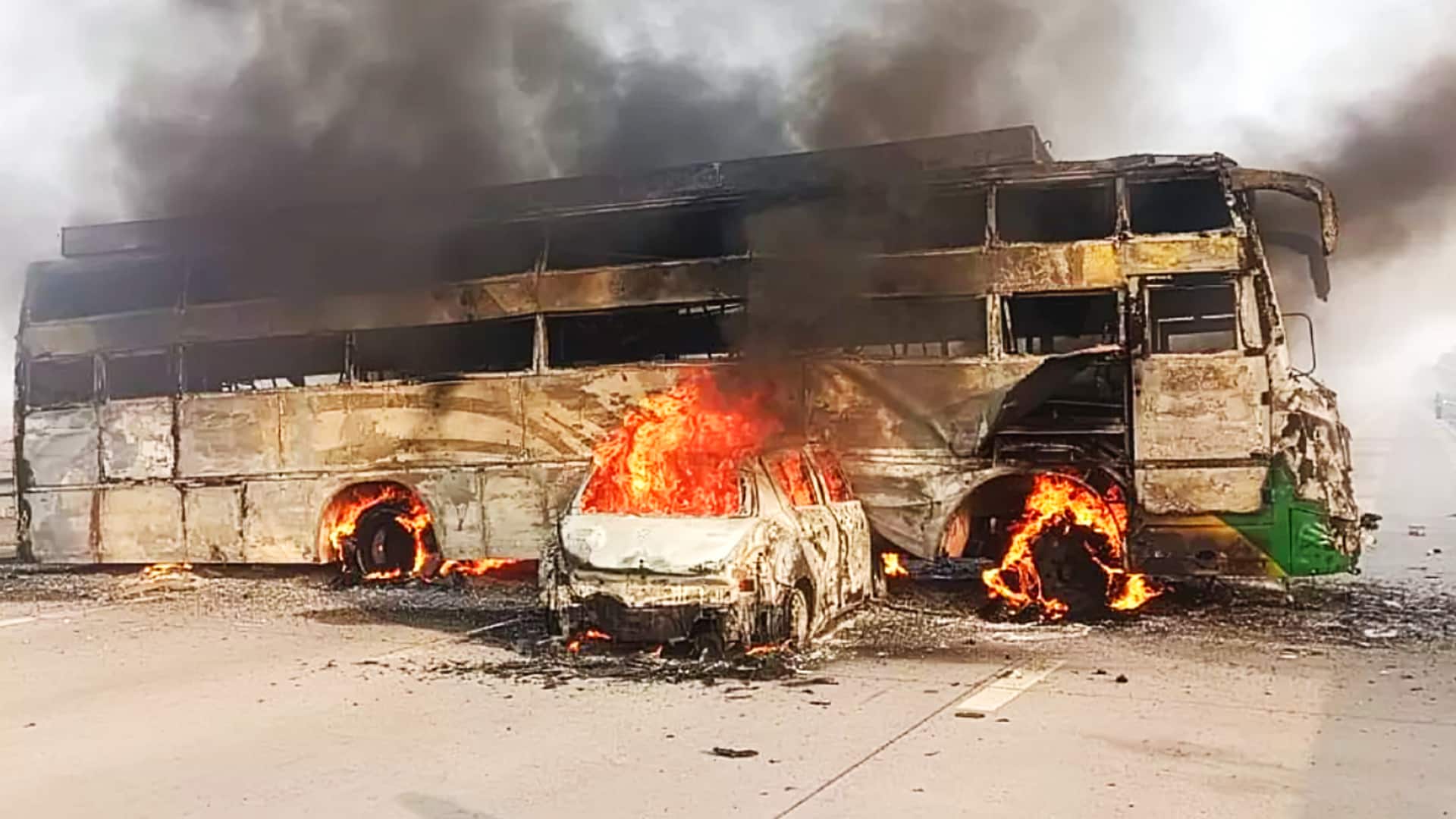 यमुना एक्सप्रेसवे पर दुर्घटनाग्रस्त वोल्वो बस से टकराई कार, आग लगने से 5 लोग जिंदा जले