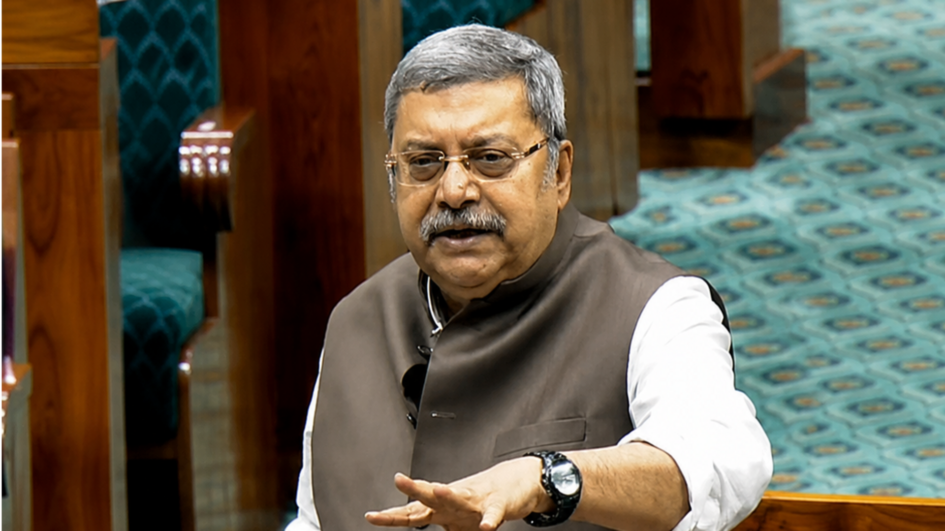 TMC सांसद कल्याण बनर्जी को निलंबित किया गया, लोकसभा और राज्यसभा कल तक के लिए स्थगित