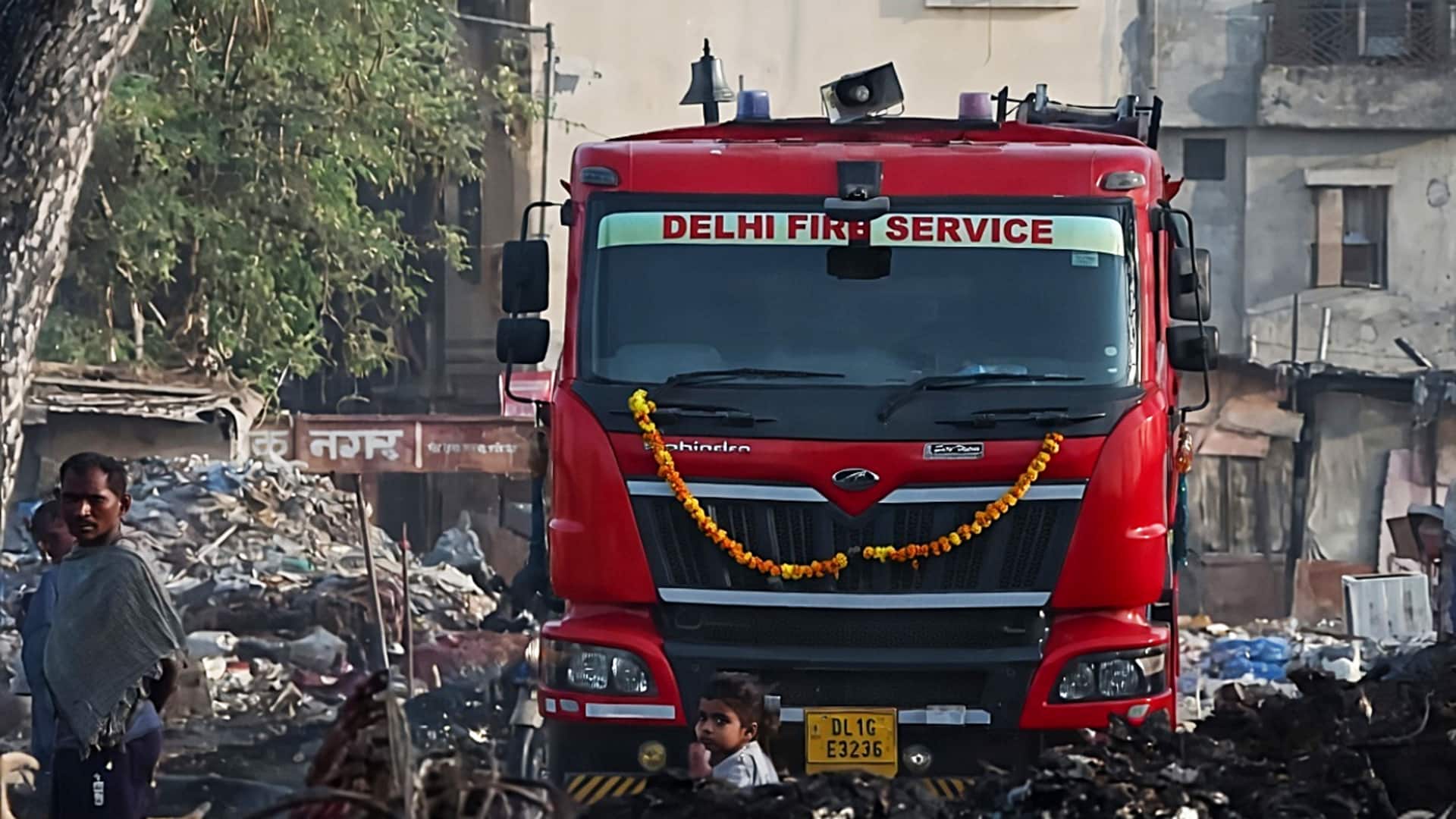 दिल्ली में उत्तम नगर की मछली मार्केट में भीषण आग, 400 से अधिक झुग्गियां जलकर खाक