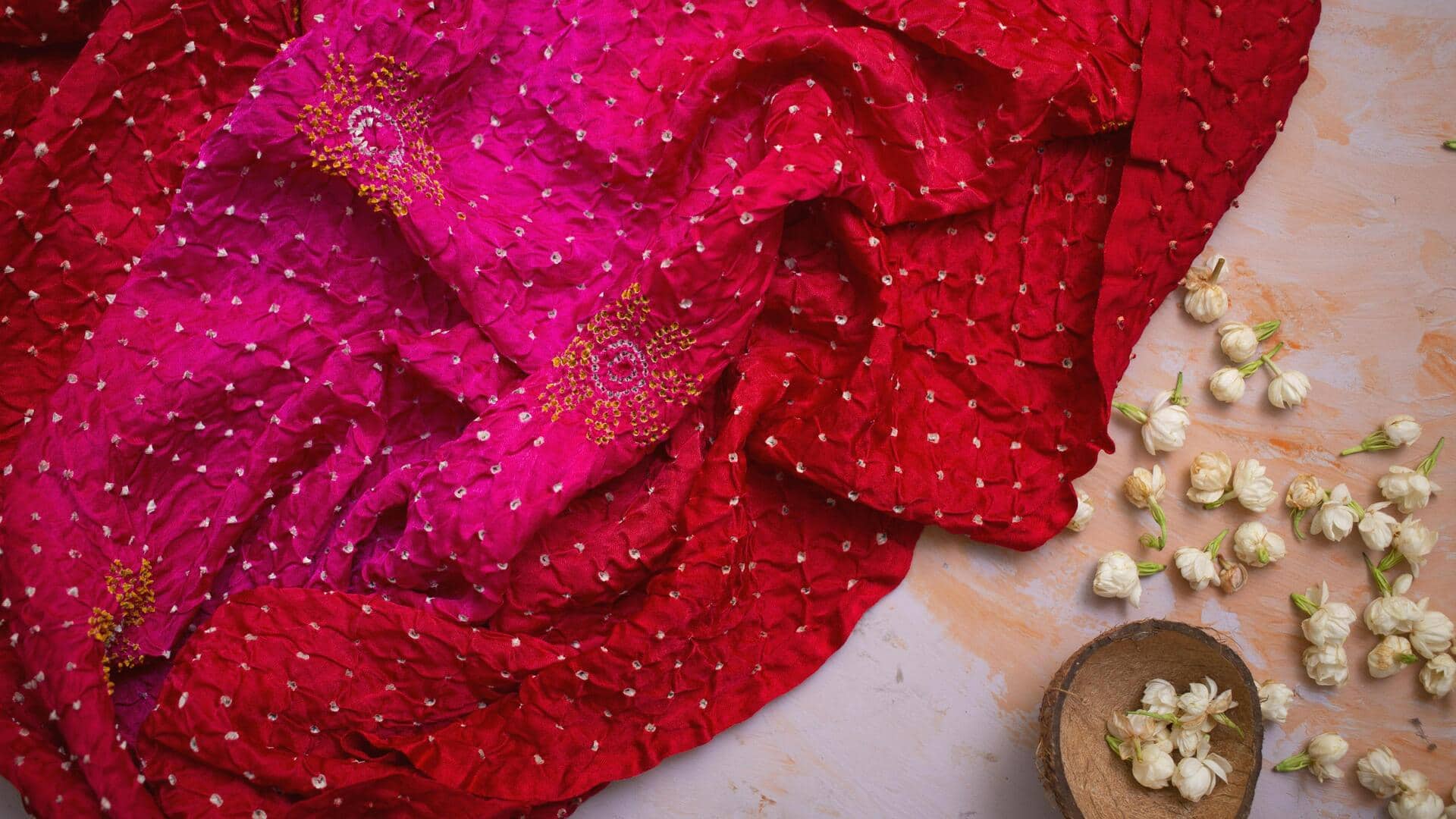 सर्दियों में बांधनी दुपट्टा पहनते समय इन 5 स्टाइल को अपनाएं, लगेंगी बहुत खूबसूरत