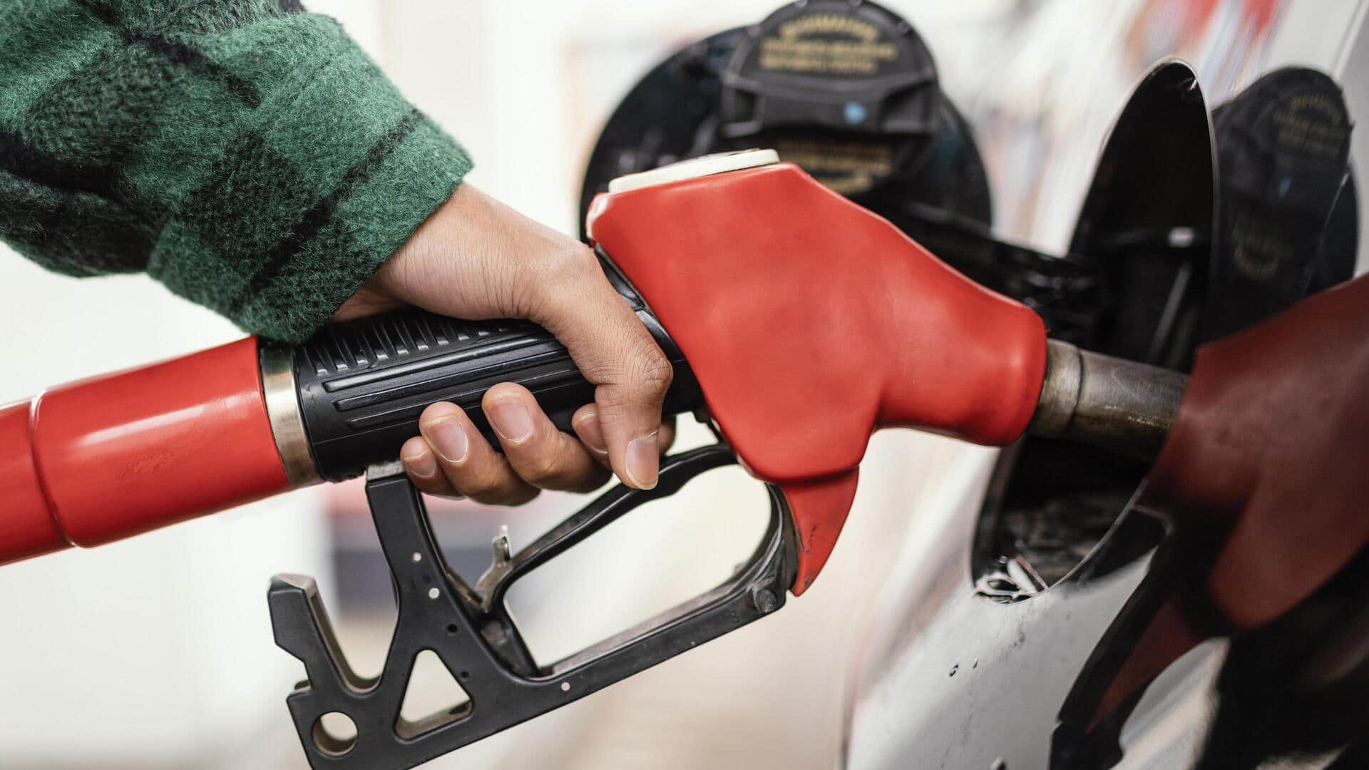 कार में पेट्रोल-डीजल डलवाते नहीं रखा ध्यान तो हो सकता है बड़ा हादसा 