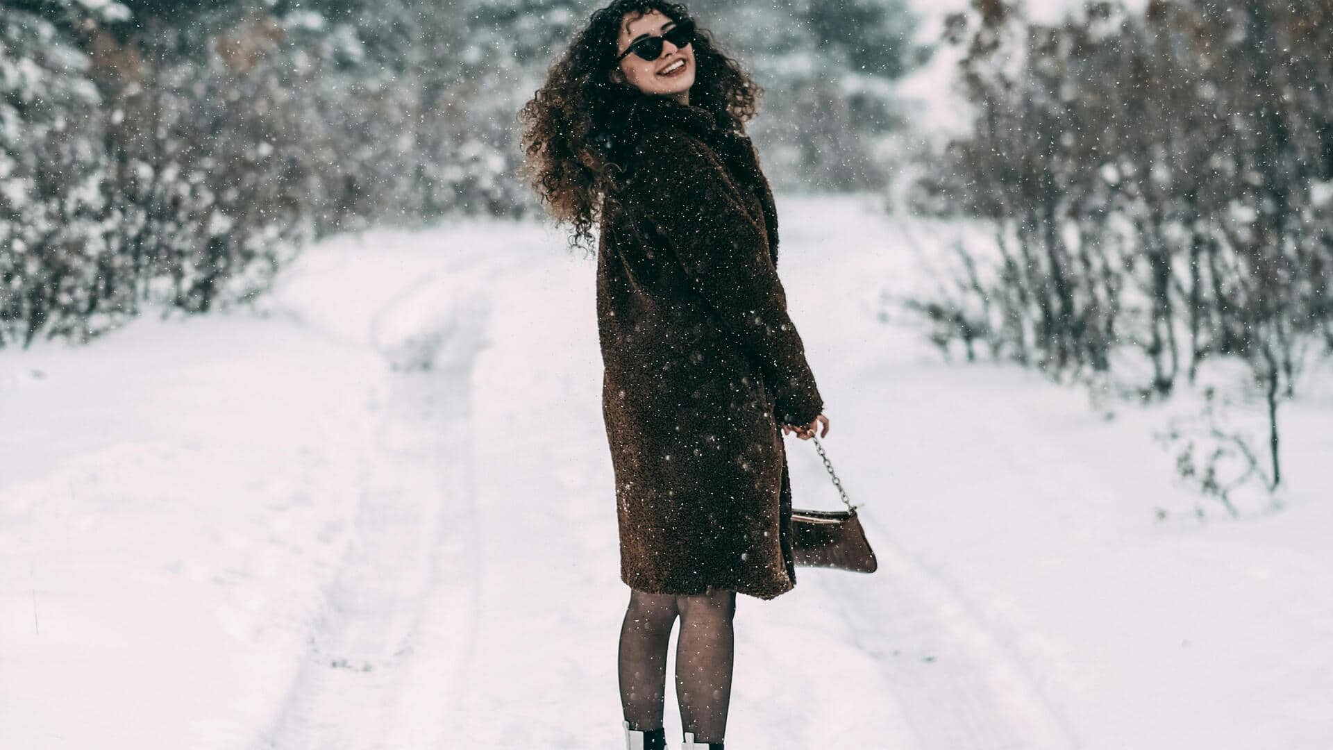 सर्दियों में स्कर्ट पहनते समय इन बातों का रखें ध्यान, लुक लगेगा स्टाइलिश