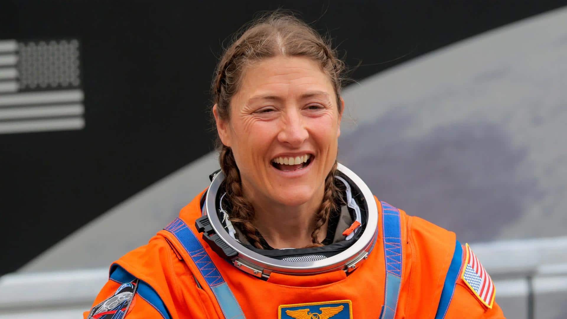 चंद्रमा की परिक्रमा करने वाली पहली महिला क्रिस्टीना कोच कौन हैं?