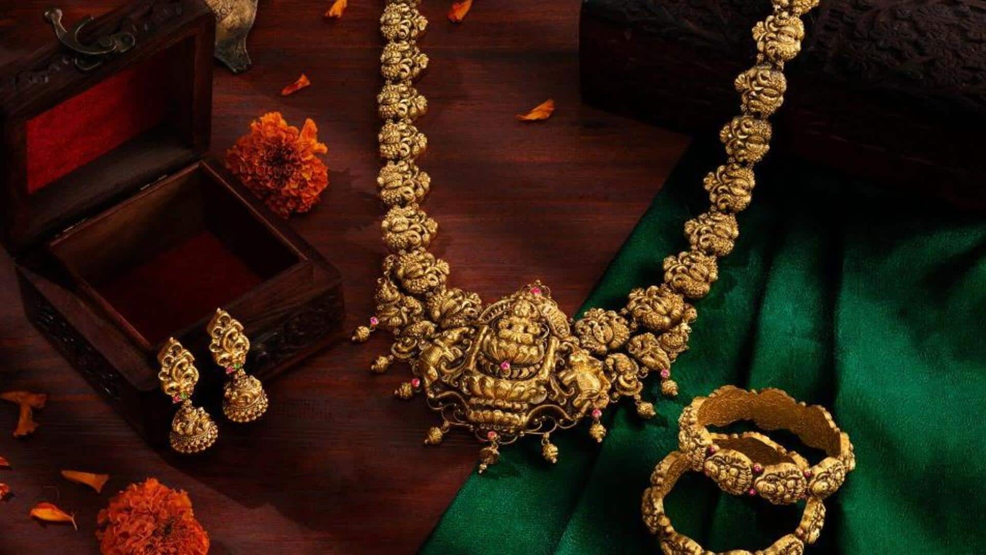 इन 5 परिधान के साथ खूब अच्छी लगती हैं टेंपल डिजाइन ज्वेलरी 