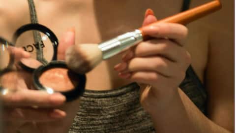 महिलाओं के बीच प्रचिलित हो रही है मेकअप की ब्लॉन्जिंग तकनीक, इसके बारे में जानें