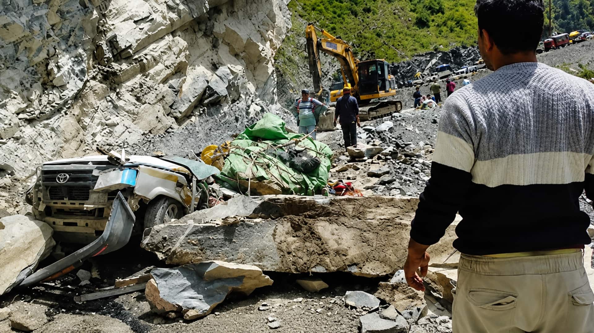 हिमाचल प्रदेश: कार पर गिरे चट्टान का वीडियो आया सामने, गई थी 13 लोगों की जान
