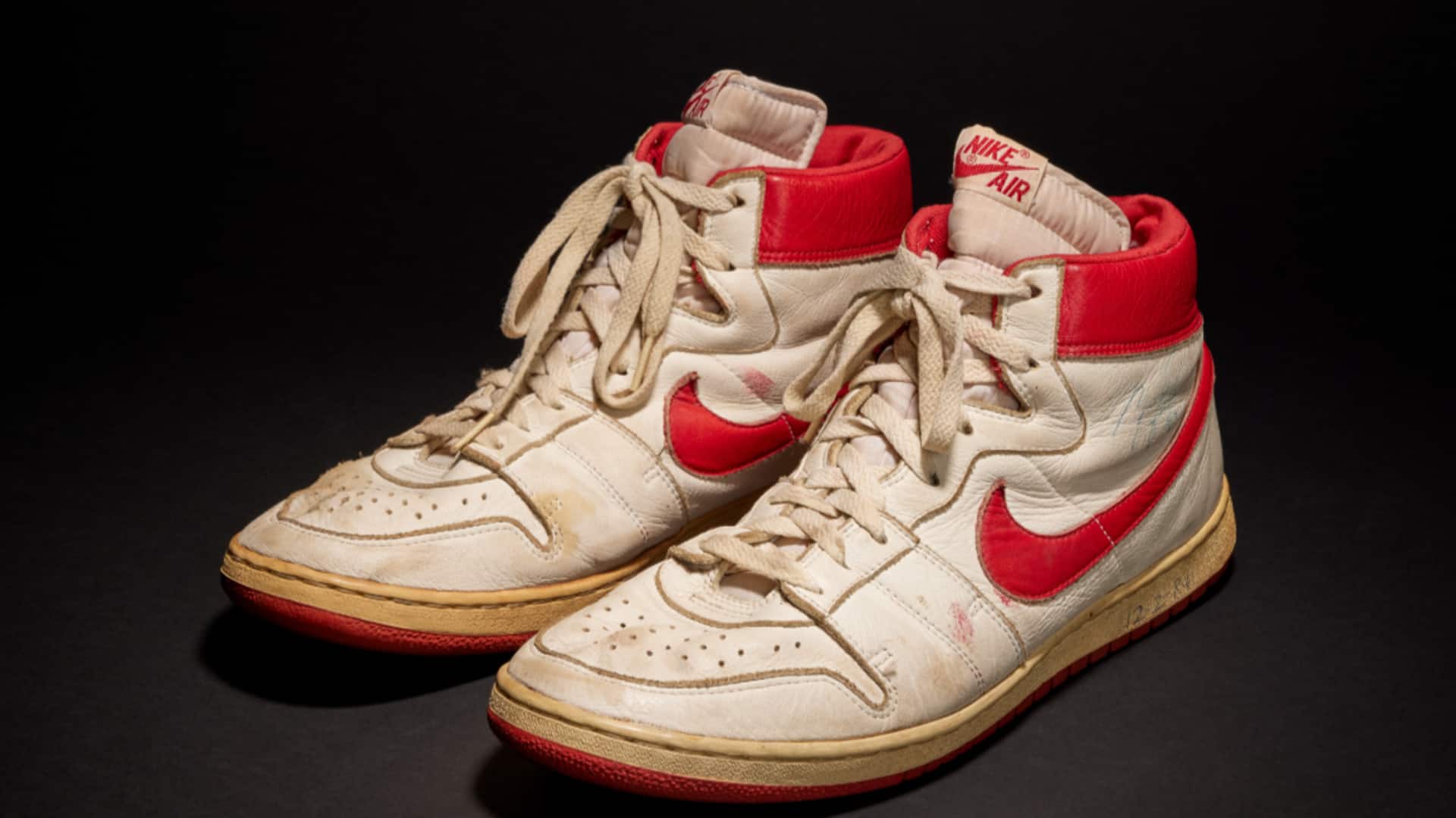 माइकल जॉर्डन के जूते हुए 6 करोड़ में नीलाम, अन्य दिग्गज खिलाडियों की वस्तुएं भी बिकीं