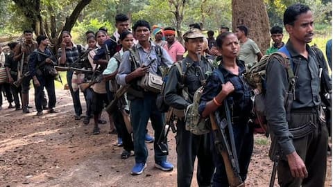 छत्तीसगढ़: कांकेर में 13 महिलाओं समेत 21 माओवादियों ने किया आत्मसमर्पण, 3 AK-47 राइफल भी सौंपी