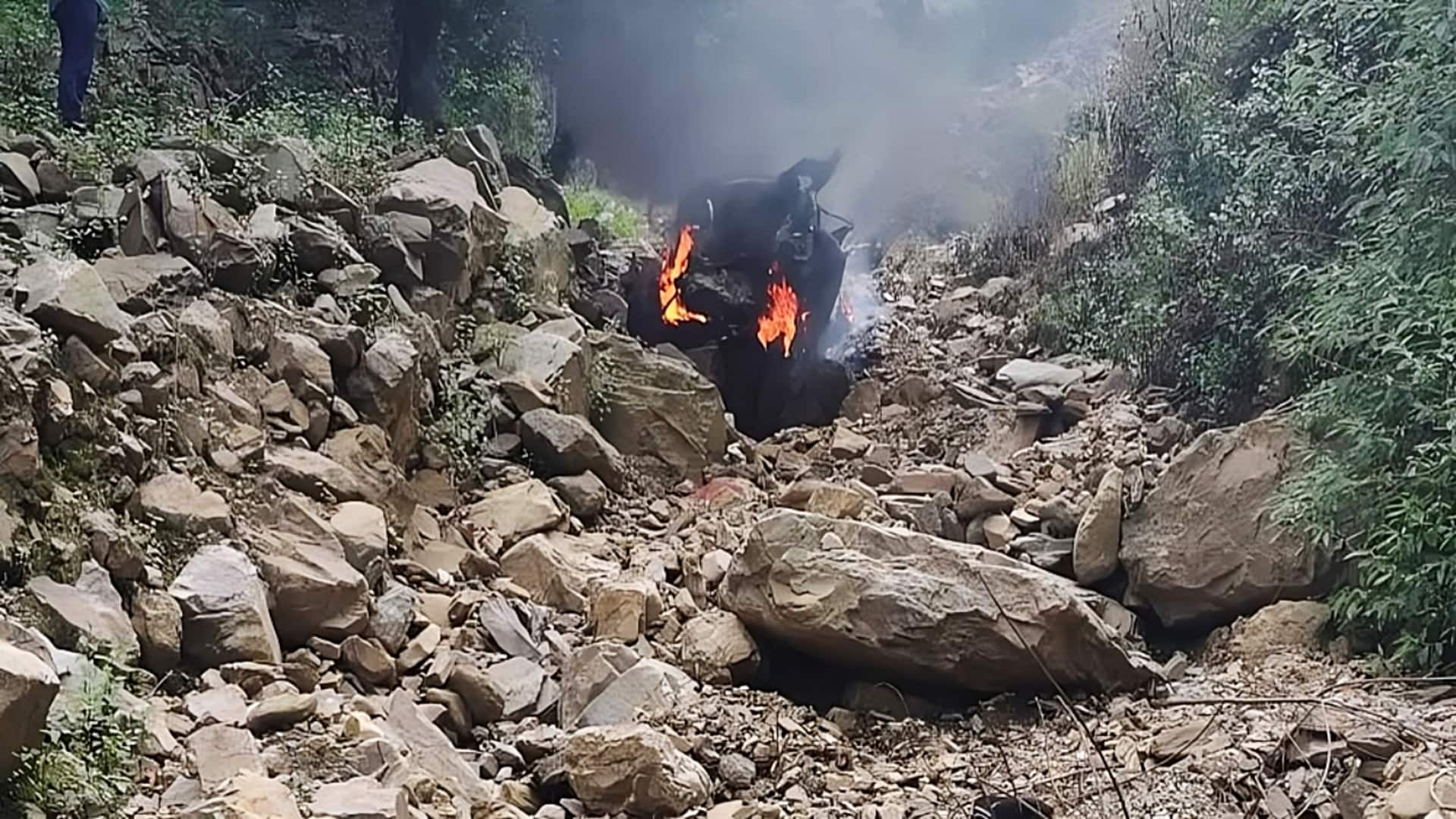 उत्तराखंड: चंपावत में गहरी खाई में गिरने के बाद कार में लगी आग, 2 की मौत