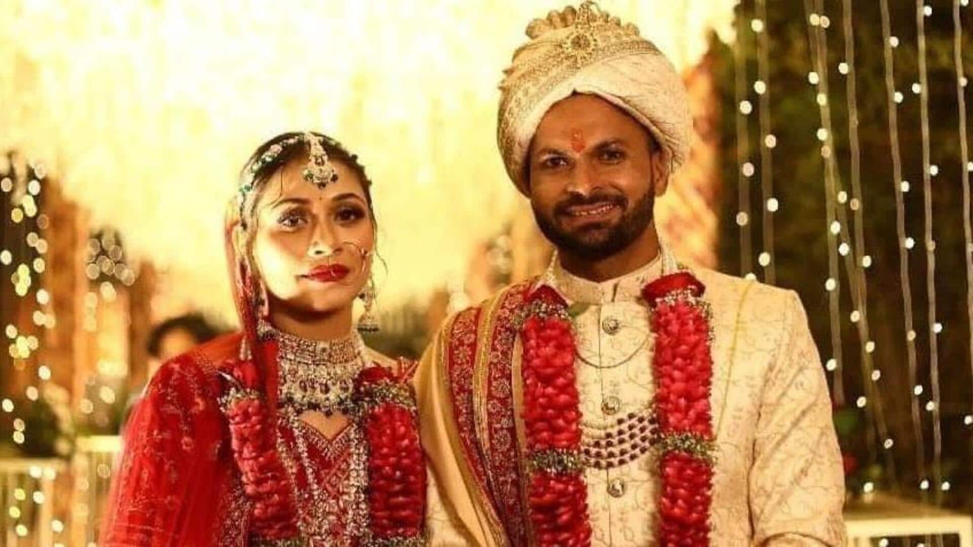 भारतीय क्रिकेटर मुकेश कुमार ने अपनी दोस्त दिव्या से रचाई शादी, सोशल मीडिया पर तस्वीरें वायरल