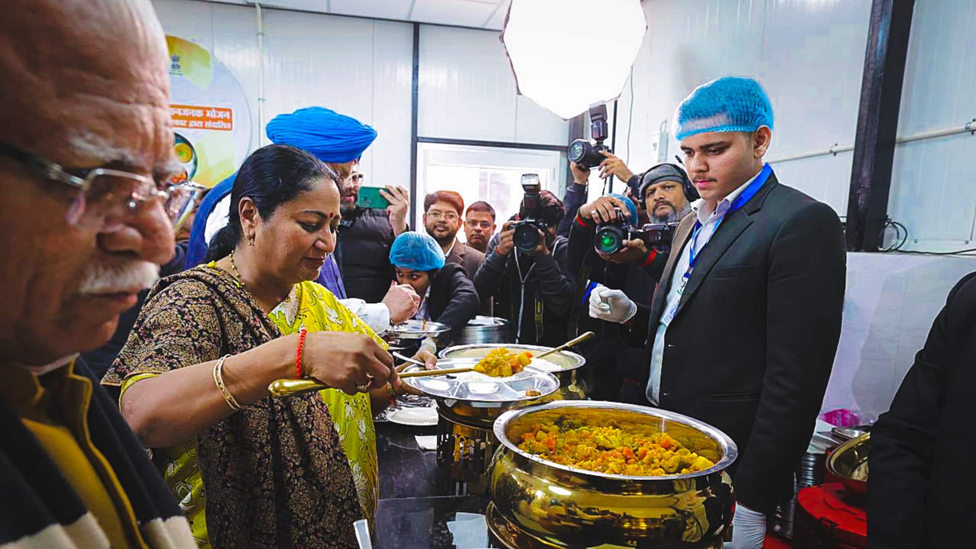 दिल्ली में आज से 100 'अटल कैंटीन' शुरू, जानिए 5 रुपये की थाली में क्या-क्या होगा