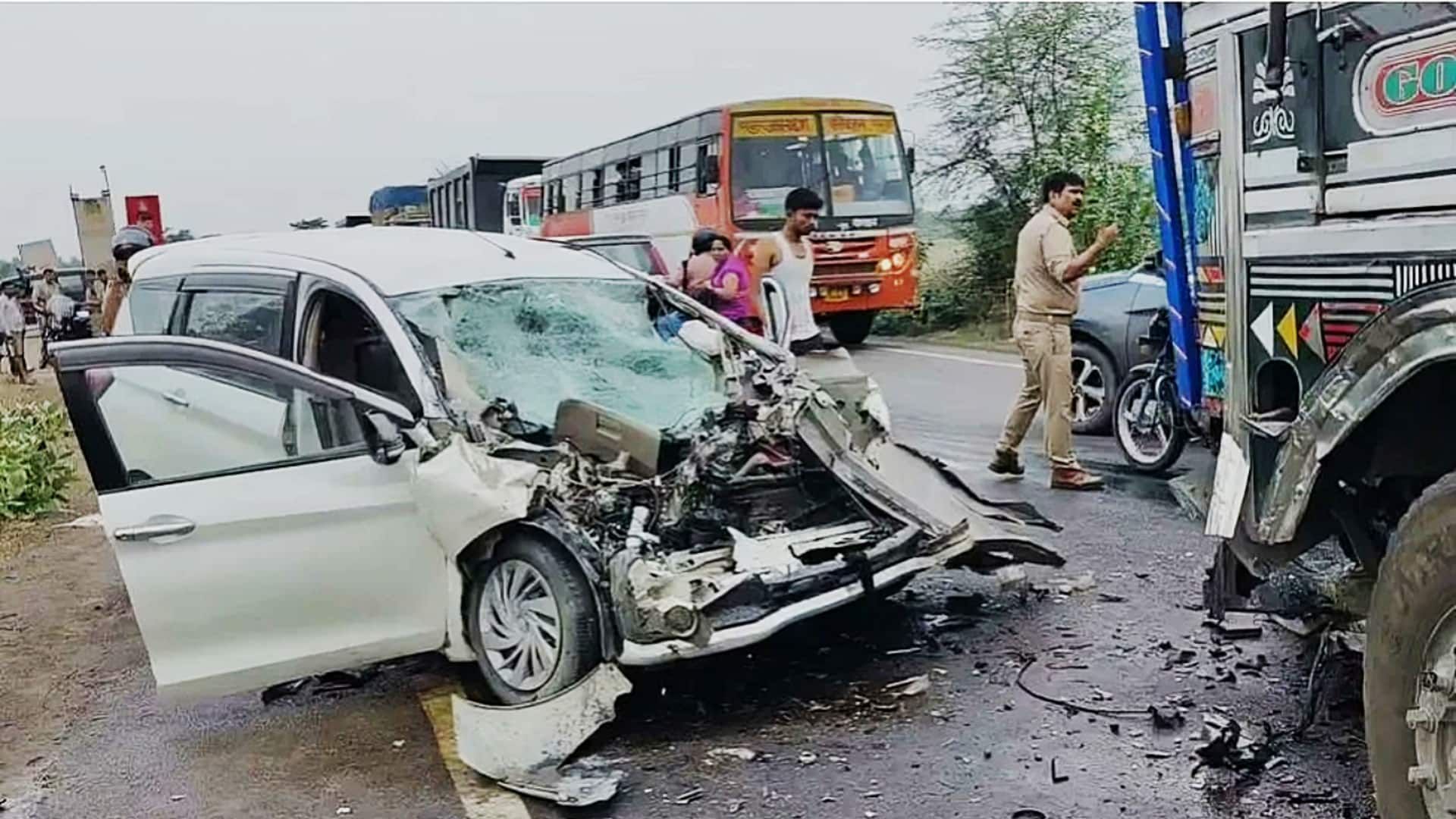 उत्तर प्रदेश के बाराबंकी में कार और ट्रक की आमने-सामने टक्कर, 8 लोगों का परिवार खत्म