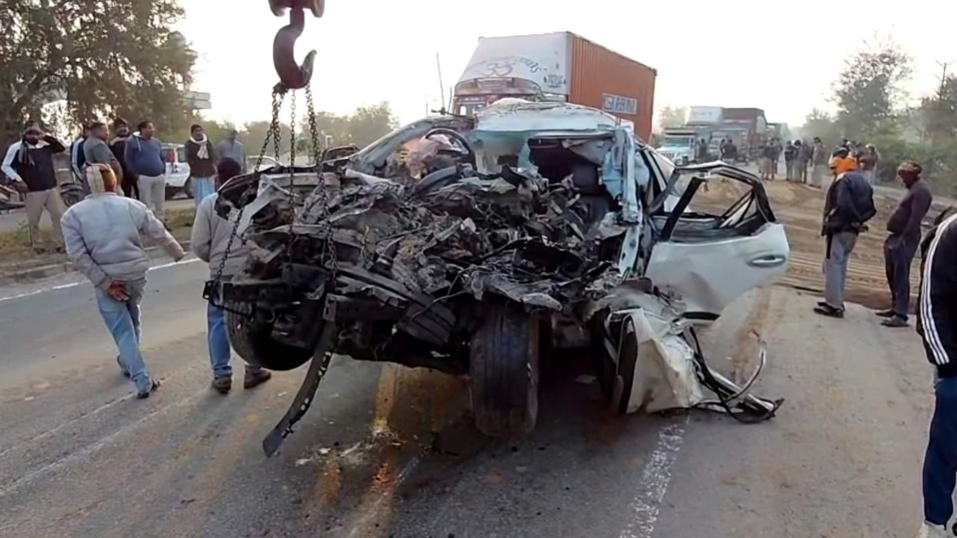 ग्वालियर में तेज रफ्तार फॉर्च्यूनर कार हाईवे पर खड़ी ट्रैक्टर-ट्रॉली से भिड़ी, 5 युवकों की मौत