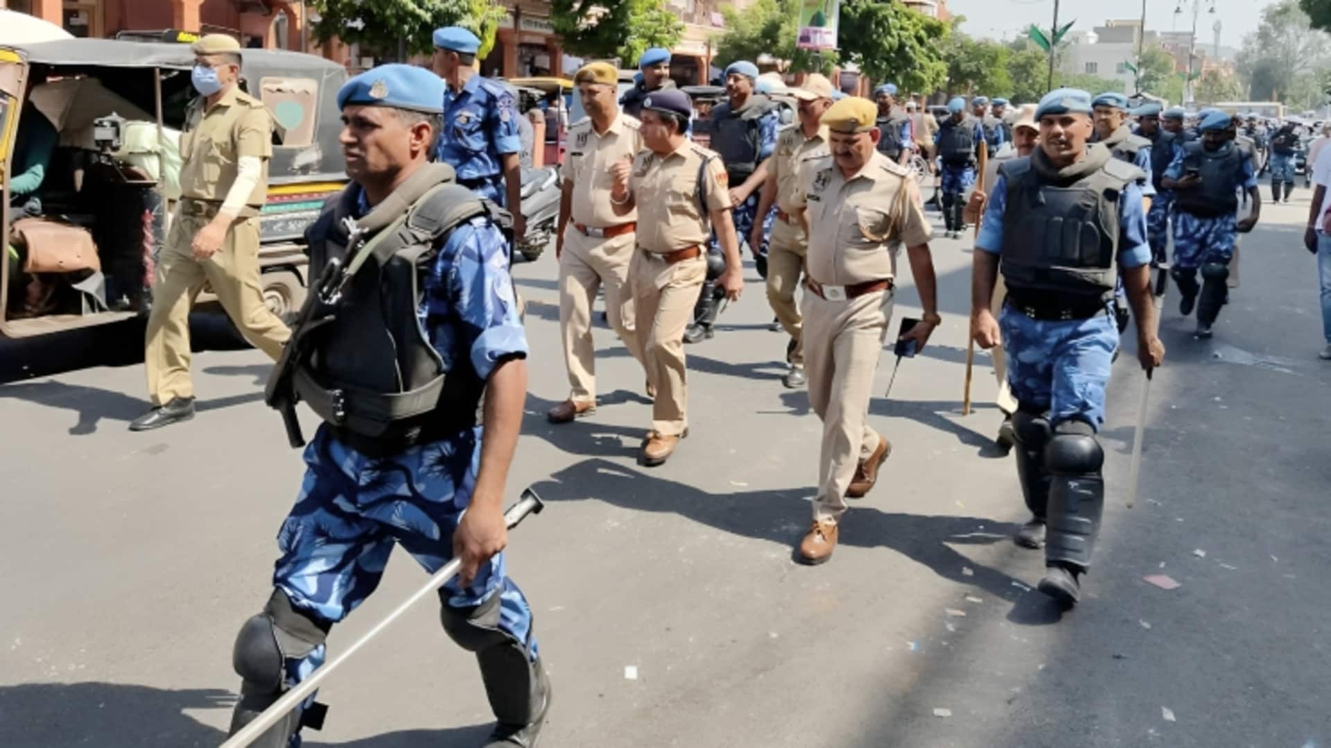 जयपुर: चोमूं में मस्जिद के बाहर पत्थर हटाने पर पुलिसकर्मियों से झड़प, आंसू-गैस के गोले दागे 