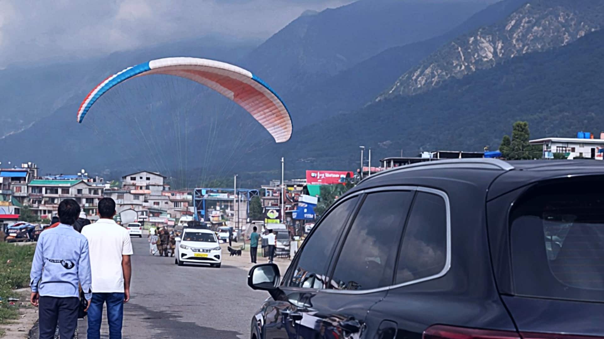 हिमाचल प्रदेश में पैराग्लाइडर कुल्लू-मनाली राष्ट्रीय राजमार्ग पर उतरा, बड़ा हादसा टला