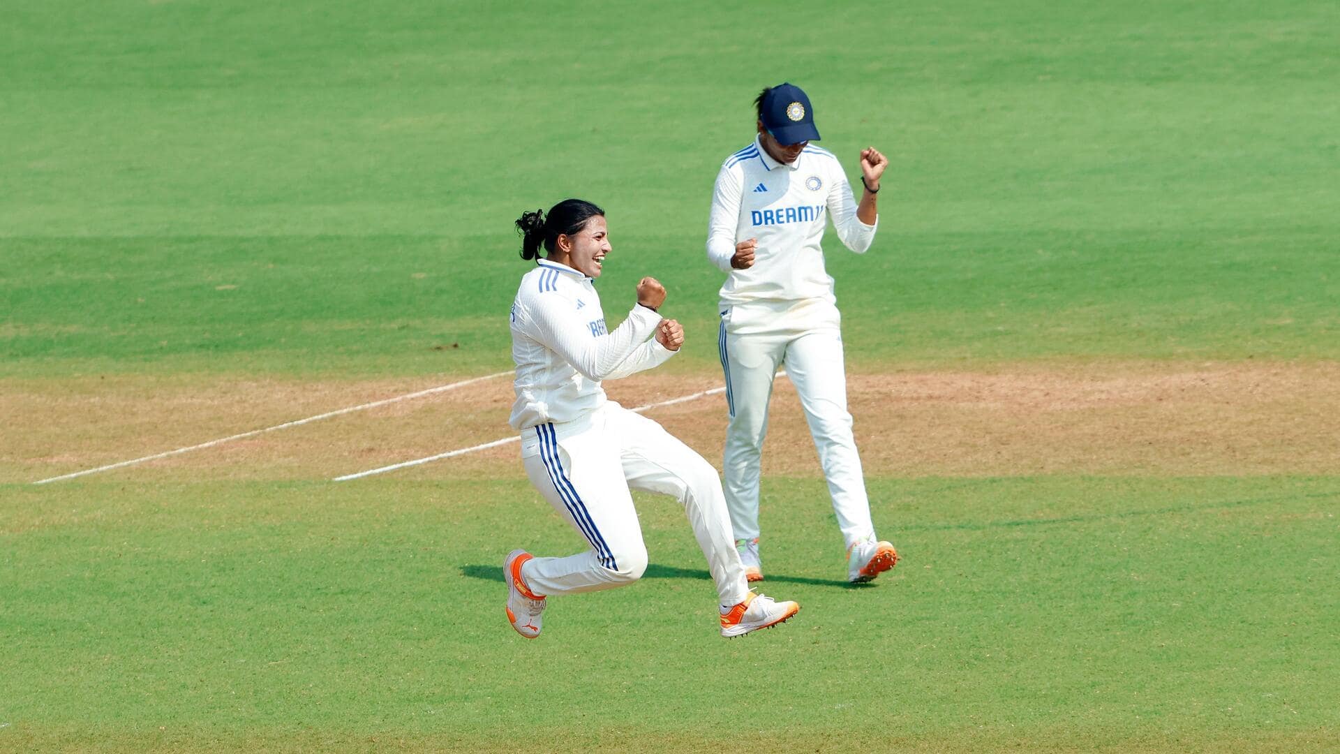 भारत बनाम ऑस्ट्रेलिया: स्नेह राणा ने चटकाए 3 विकेट, जानिए उनके आंकड़े