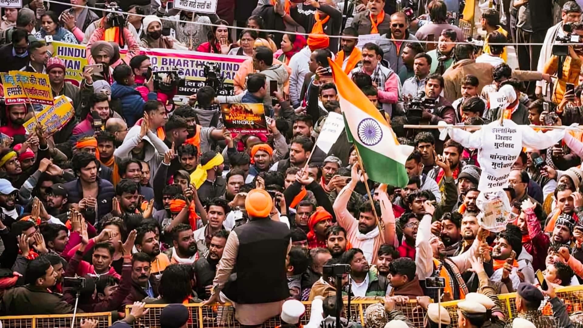 हिंदू युवक की हत्या के विरोध में दिल्ली में बांग्लादेश उच्चायोग के सामने भारी विरोध-प्रदर्शन