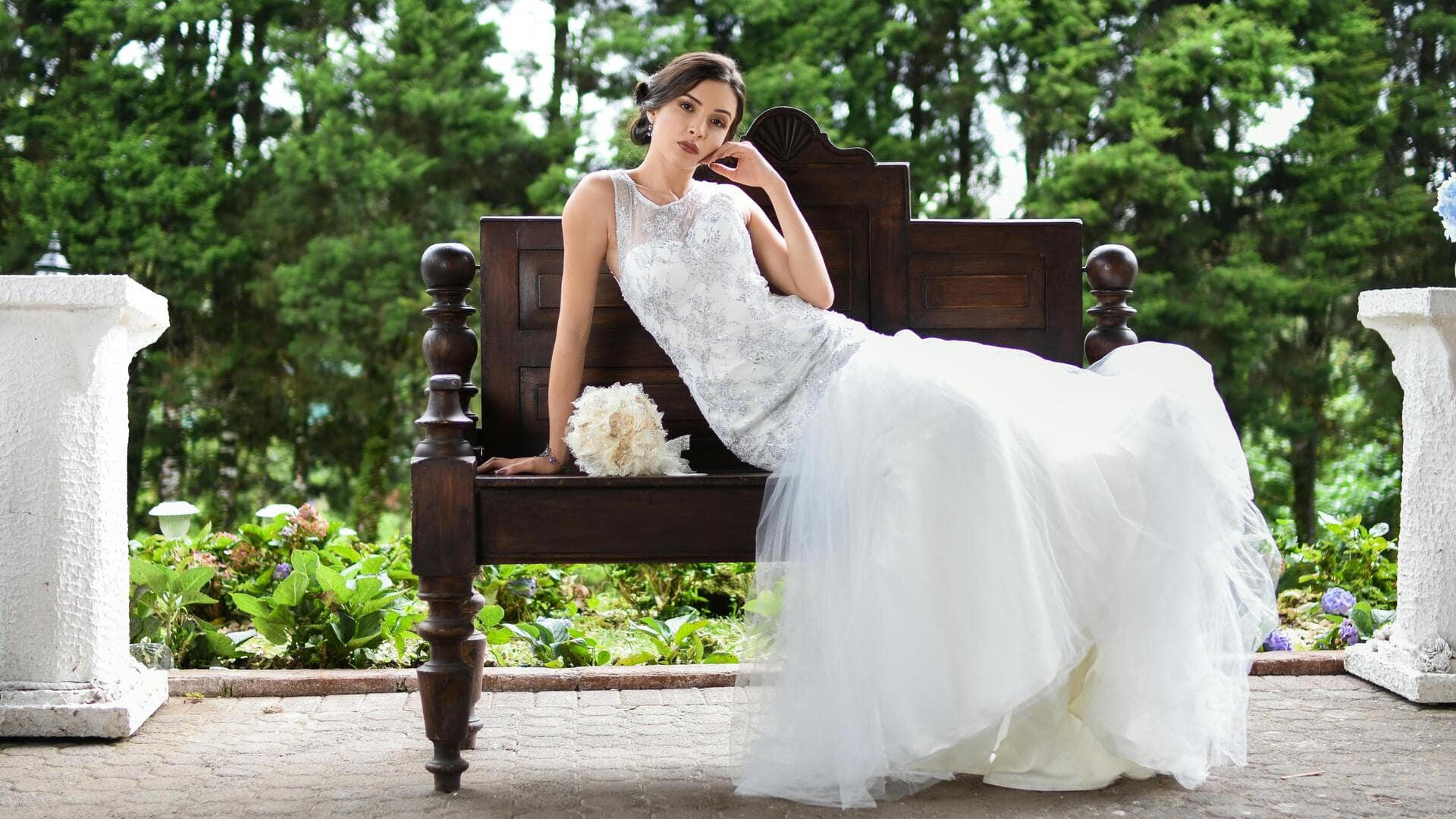 सर्दियों की शादियों में गाउन को ऐसे बनाएं अपने स्टाइल का हिस्सा, लगेंगी बेहद खूबसूरत