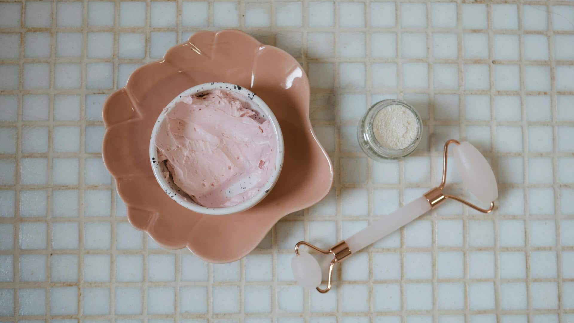 सर्दियों में होंठ हो रहे हैं रूखे और बेजान? इन 5 स्क्रब्स को बनाकर करें इस्तेमाल