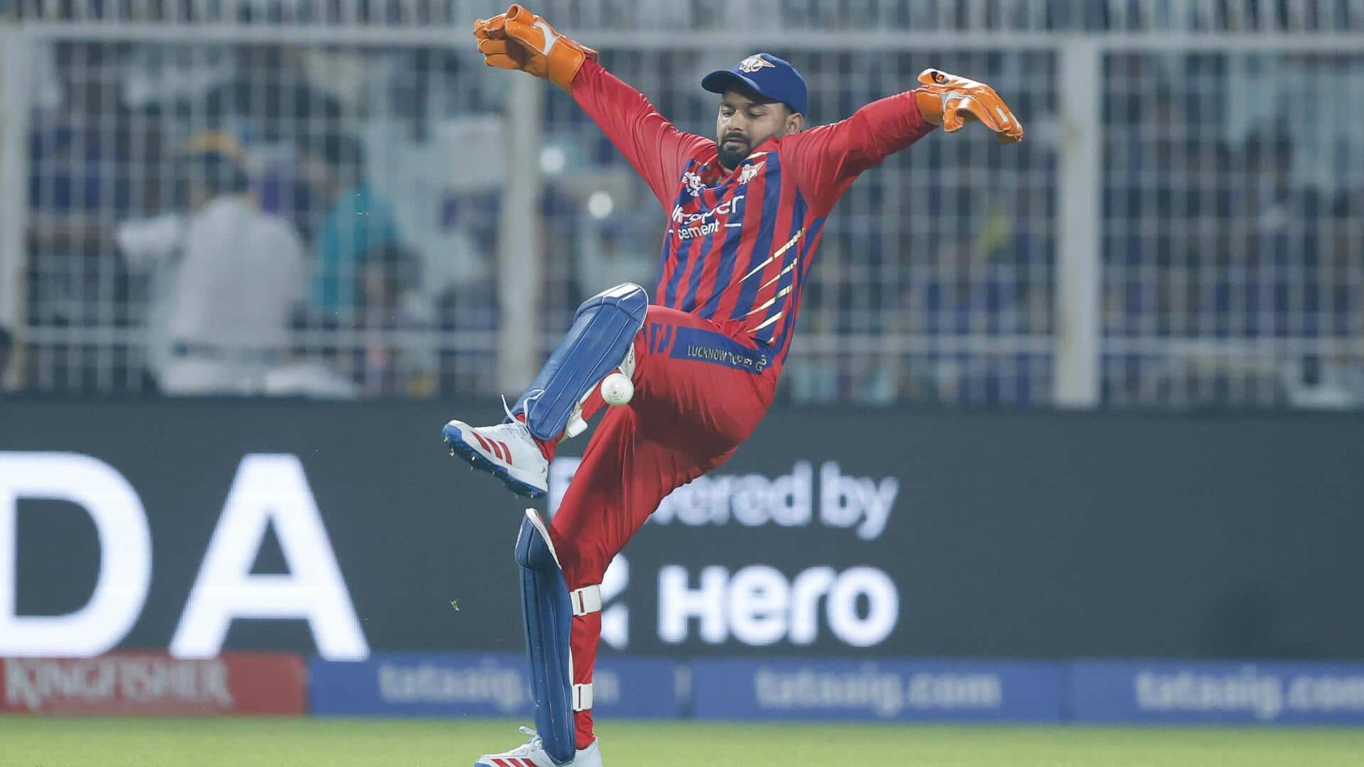 IPL 2026: RCB के खिलाफ मुकाबले में चोटिल हुए ऋषभ पंत, मैदान छोड़कर वापस लौटे 