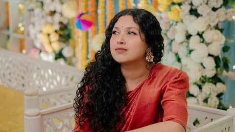 लाल साड़ी के साथ सुंदर लगेंगे इन रंगों वाले गहने, आप भी कर सकती हैं चुनाव