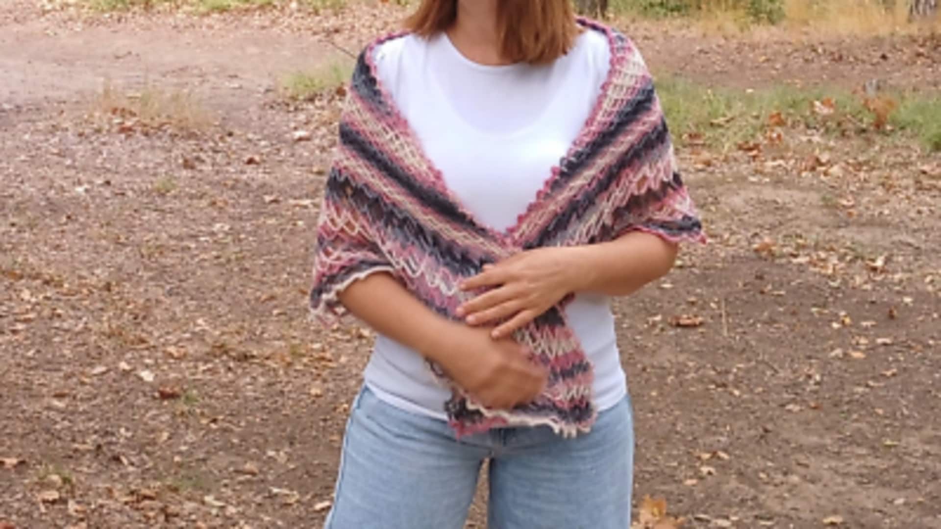 सर्दियों में महिलाएं शॉल को जींस और टॉप के साथ ऐसे करें स्टाइल, लगेंगी खूबसूरत