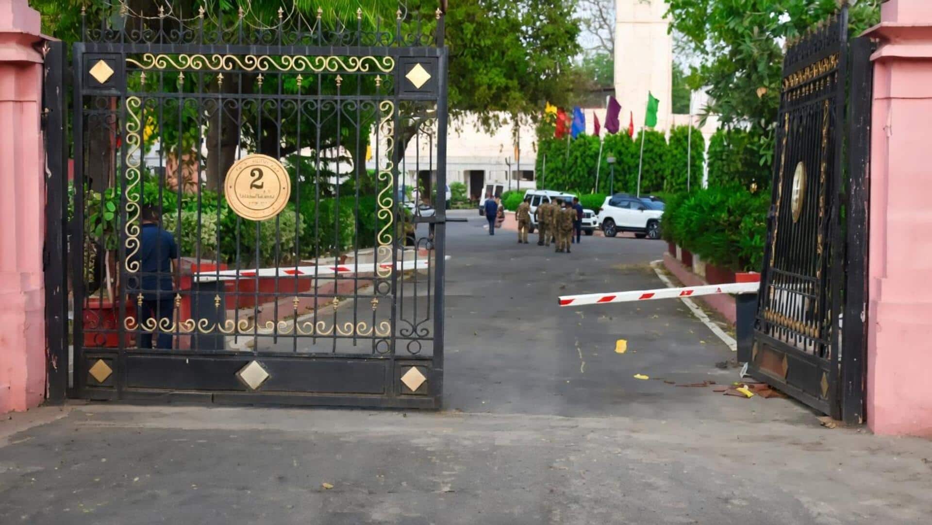 दिल्ली विधानसभा में बैरियर तोड़कर घुसने वाली कार के बारे में क्या-क्या पता चला?