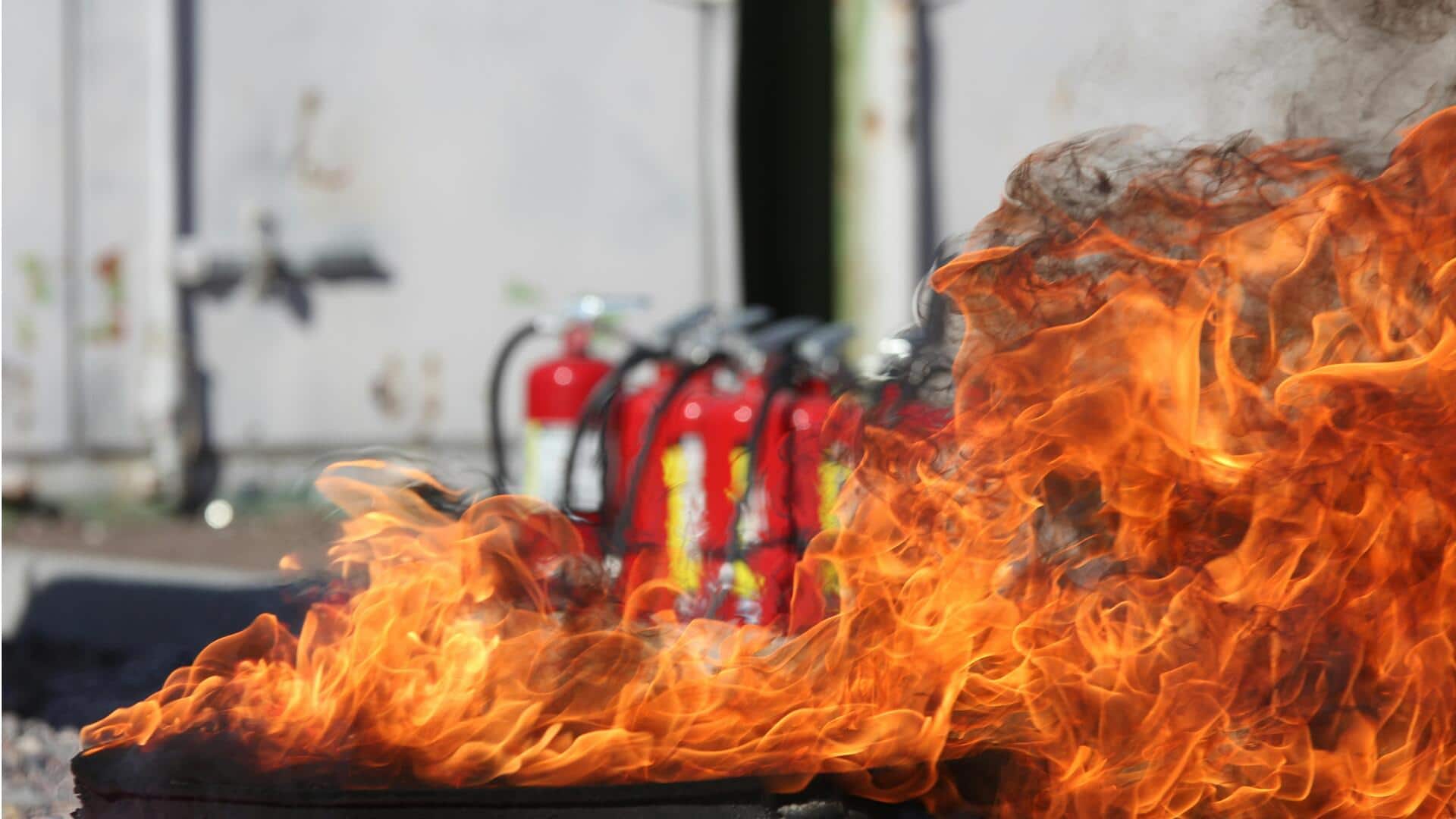 लखनऊ: गोदाम में अग्निशमन यंत्र में गैस भरते समय भीषण धमाका, 1 व्यक्ति की मौत