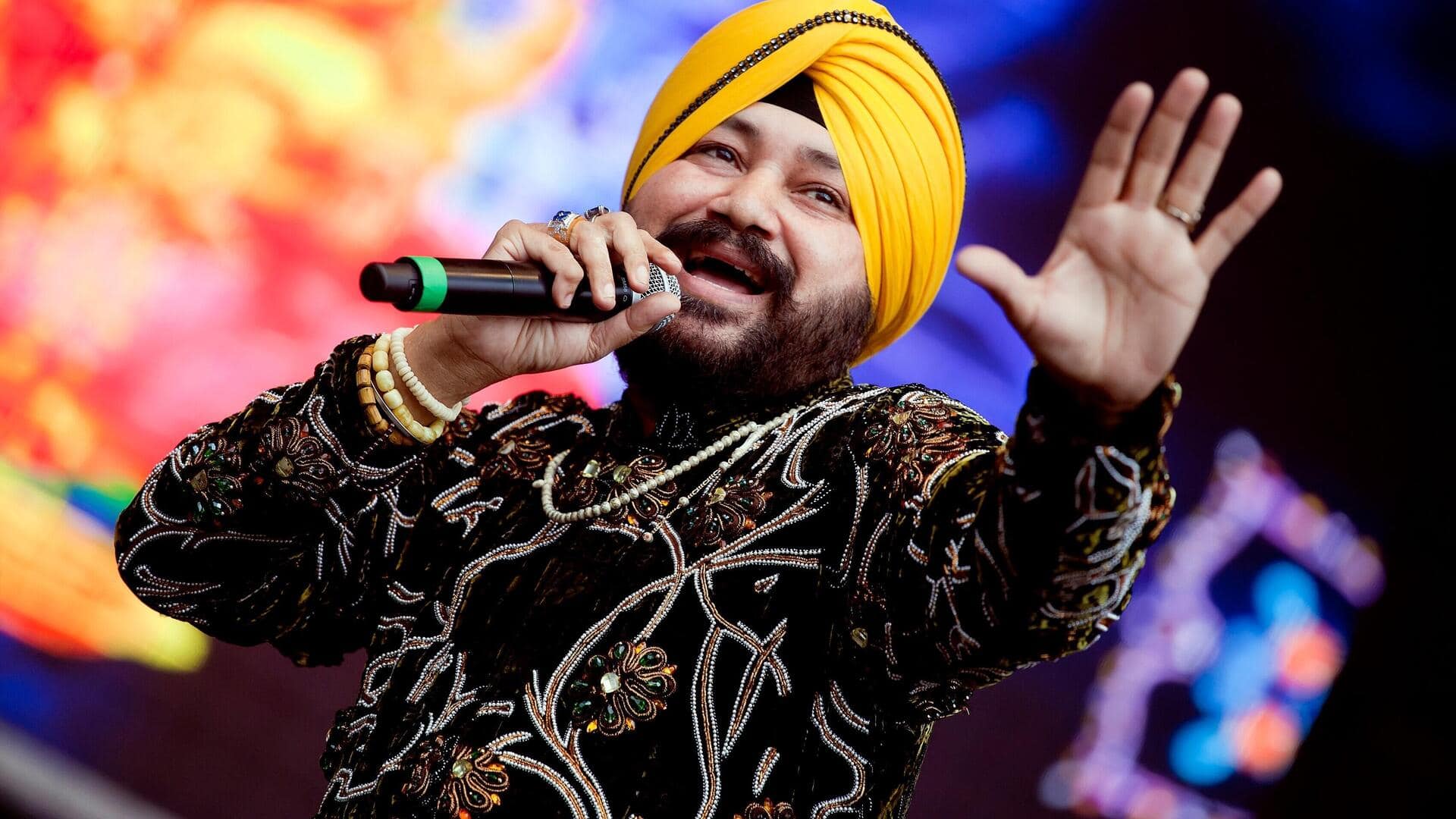 नवरात्रि कार्यक्रम के बीच दलेर महेंदी पर भड़के उत्तराखंड के मंत्री, रुकवा दिया शो; देखें वीडियो