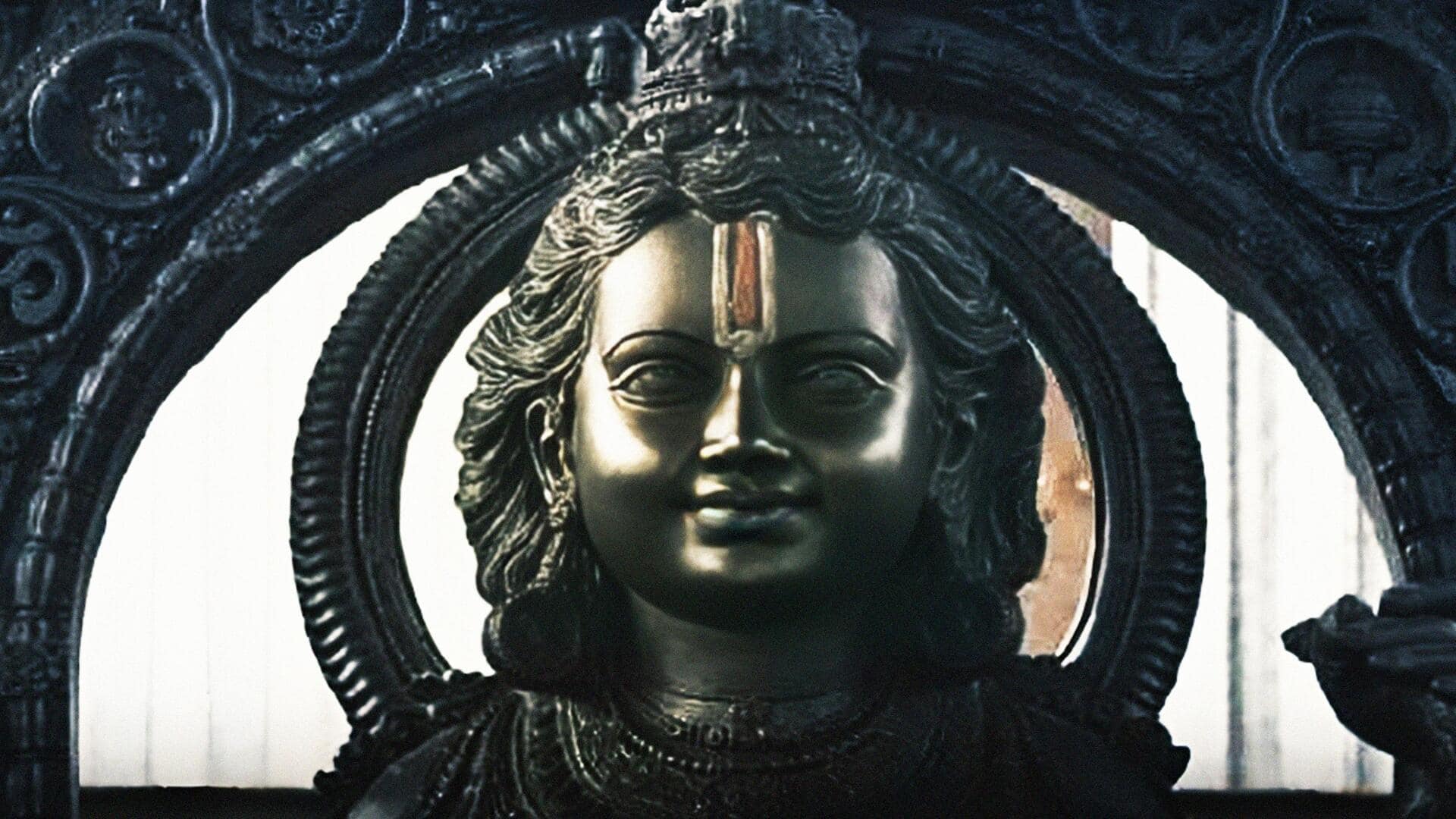 राम मंदिर: गर्भगृह में स्थापित रामलला की पूरी मूर्ति की पहली तस्वीर सामने आई, देखें 