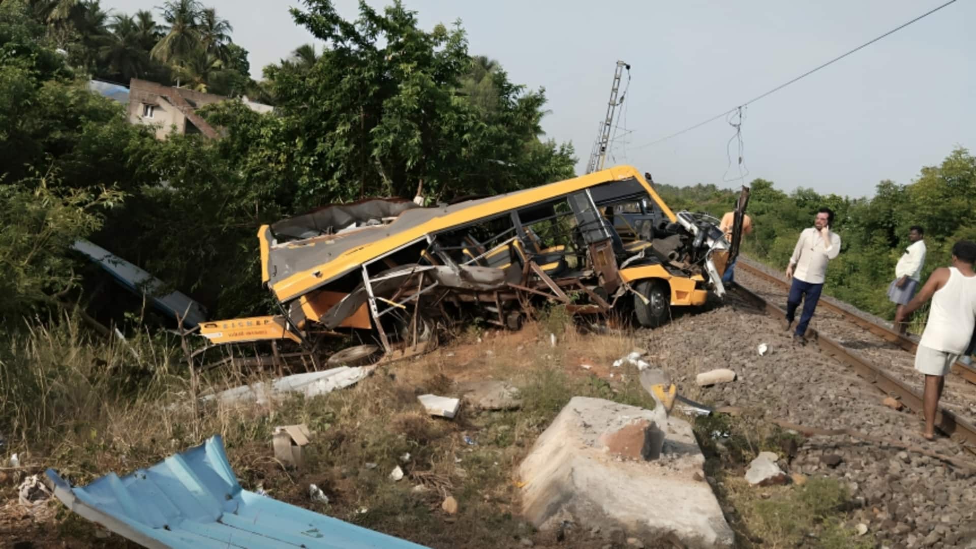 तमिलनाडु: रेलवे ट्रैक पार कर रही स्कूल बस ट्रेन की चपेट में आई, 3 की मौत तमिलनाडु: रेलवे ट्रैक पार कर रही स्कूल बस ट्रेन की चपेट में आई, 3 की मौत