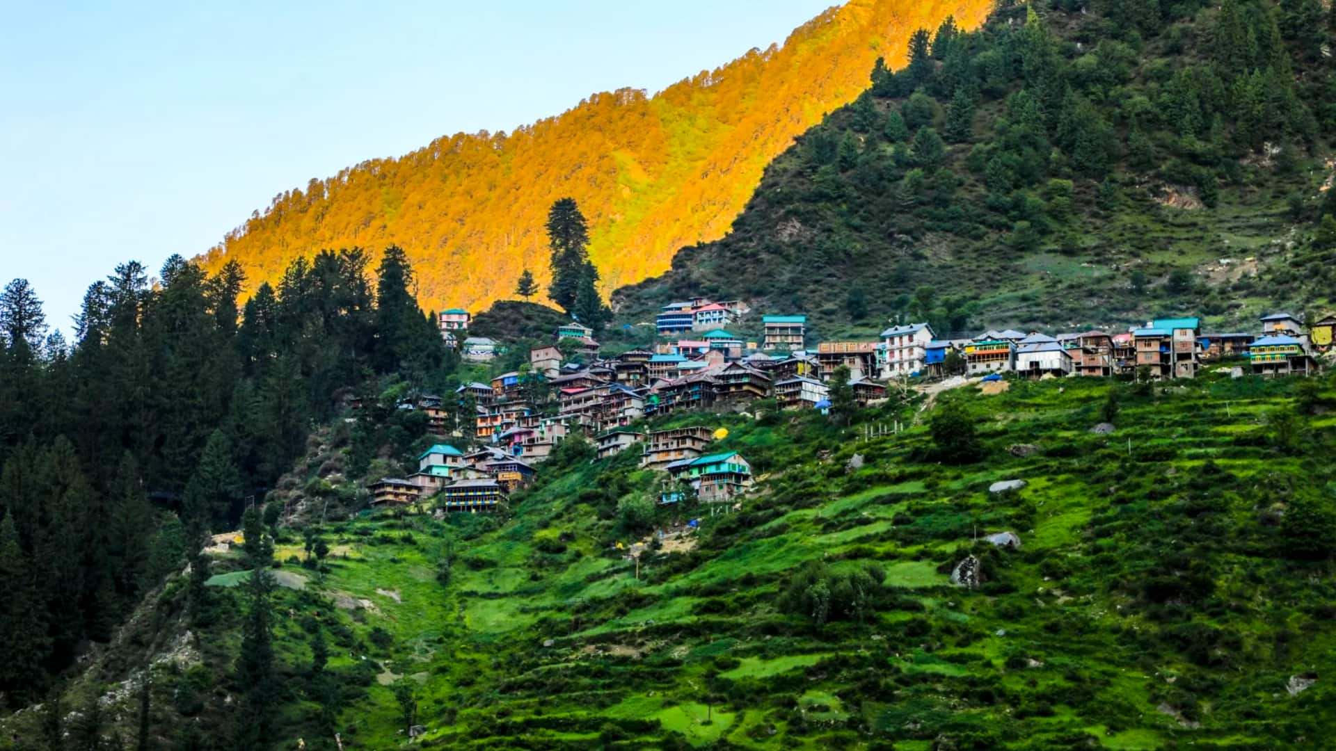 हिमाचल प्रदेश के इस गांव में कुछ भी छूना है मना, नहीं चलता भारत का कानून