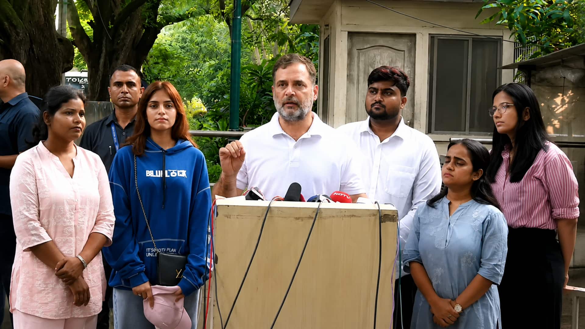 राहुल गांधी ने प्रदर्शनकारी छात्राओं से मुलाकात की, कहा- किसी से माफी मांगने की जरूरत नहीं