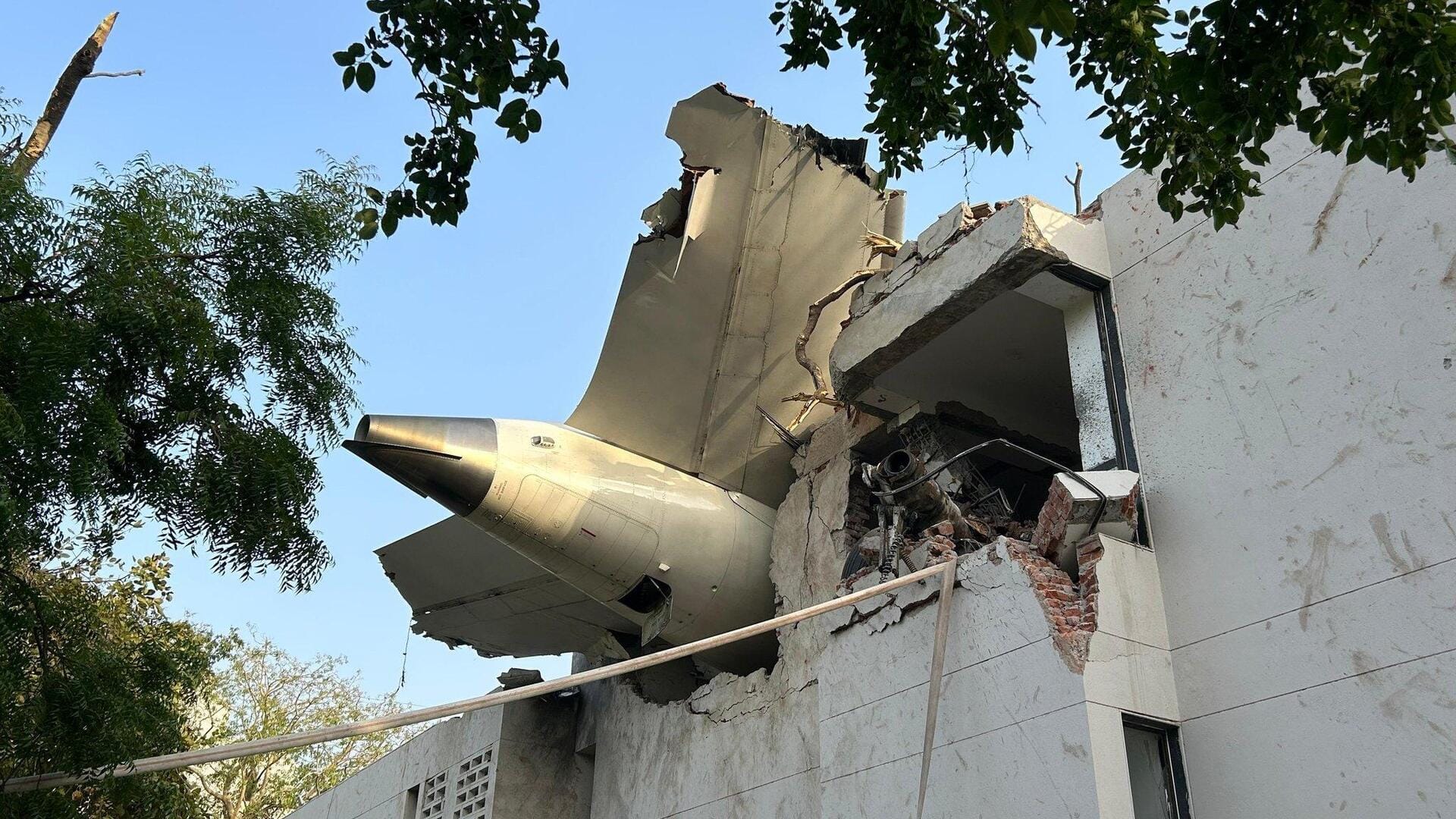 अहमदाबाद विमान हादसा: 3 महीने पहले बदला गया था दुर्घटनाग्रस्त विमान का इंजन, जांच शुरू अहमदाबाद विमान हादसा: 3 महीने पहले बदला गया था दुर्घटनाग्रस्त विमान का इंजन, जांच शुरू