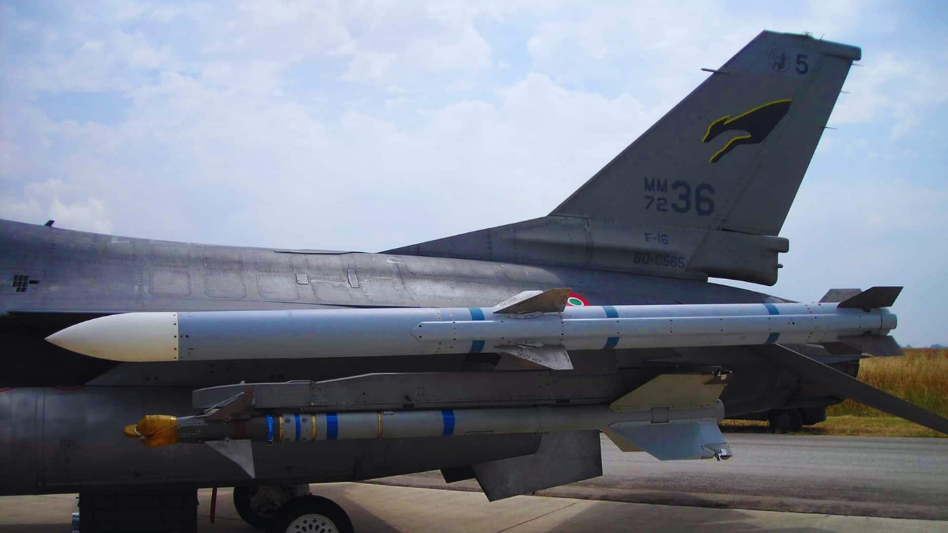 #NewsBytesExplainer: पाकिस्तान को AIM-120 मिसाइलें देगा अमेरिका, भारत के लिए क्या है चिंता की बात? 