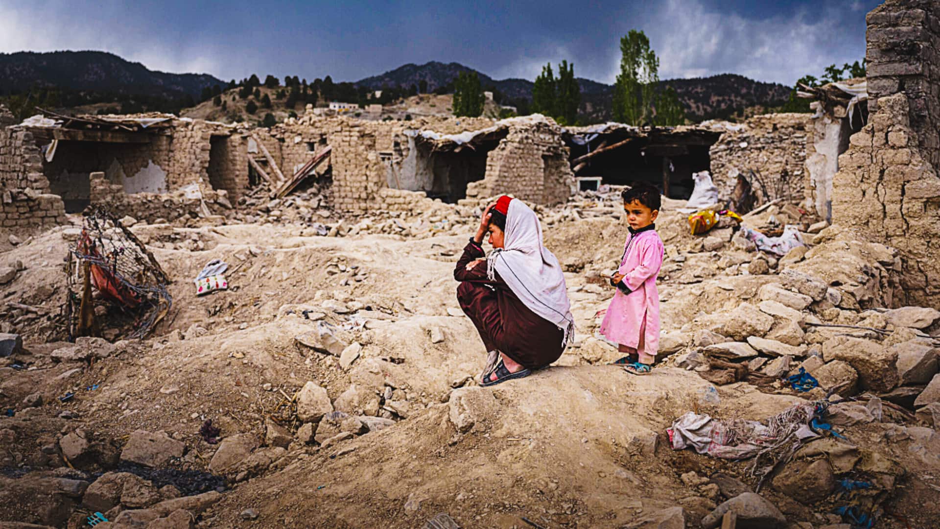 पाकिस्तान का दावा- अफगानिस्तान के 22 सैन्य ठिकानों पर हमले किए, 274 लोग मारे गए