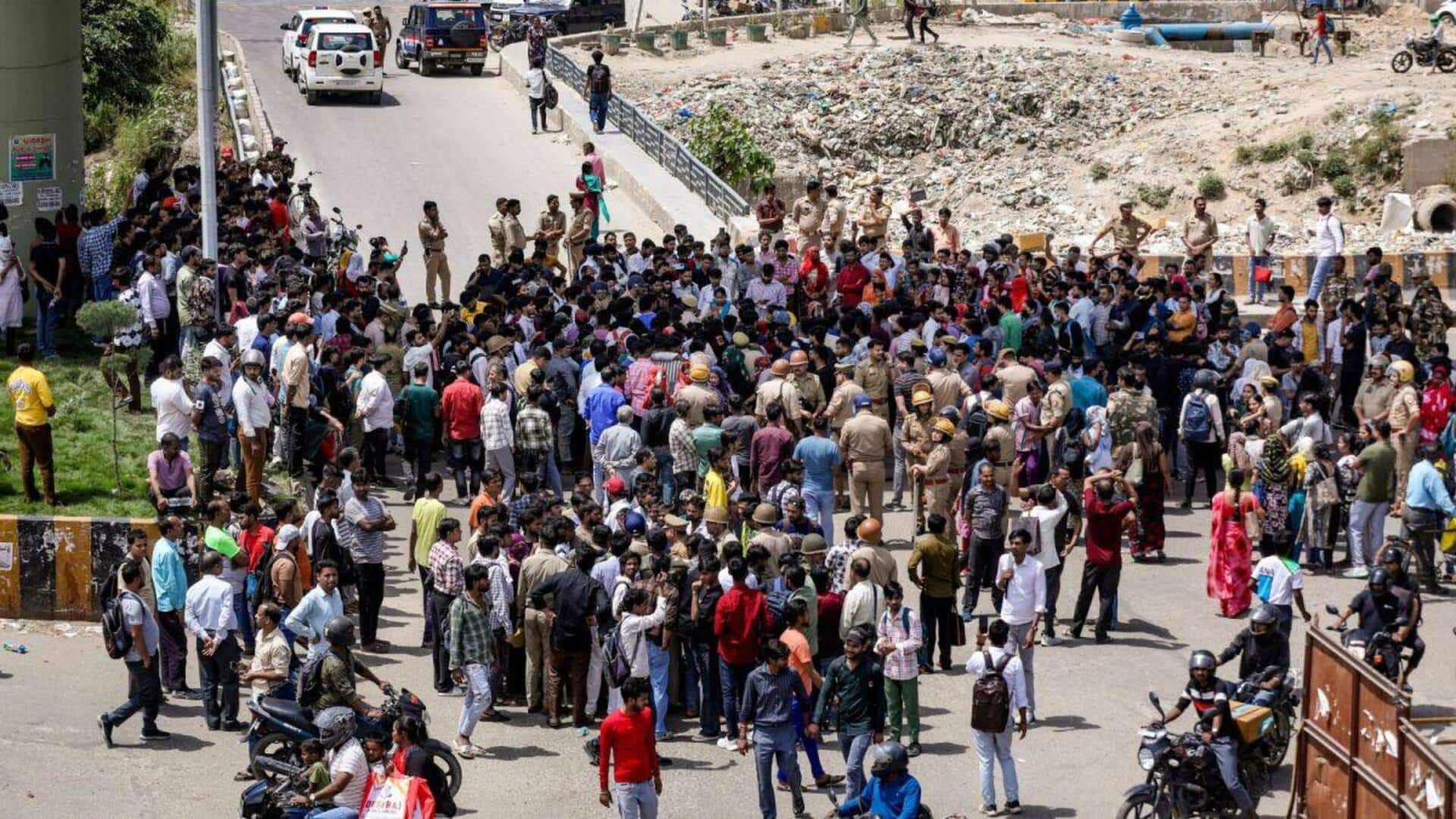 नोएडा: कम वेतन को लेकर कर्मचारियों का विरोध; बोले- 12 घंटे काम, वेतन केवल 13,000 रुपये