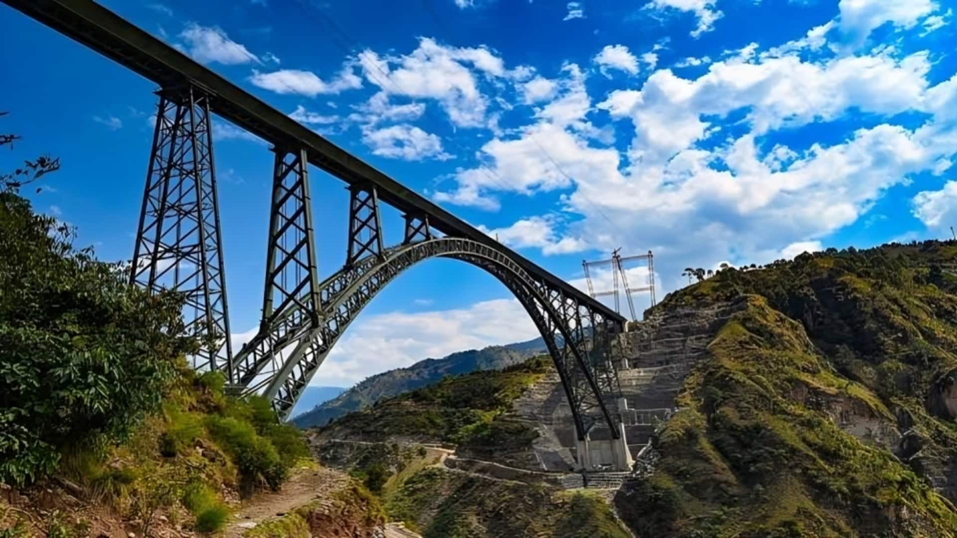 जम्मू-कश्मीर: दुनिया के सबसे ऊंचे चिनाब रेल ब्रिज पर शुरू हुआ ट्रेन का ट्रायल