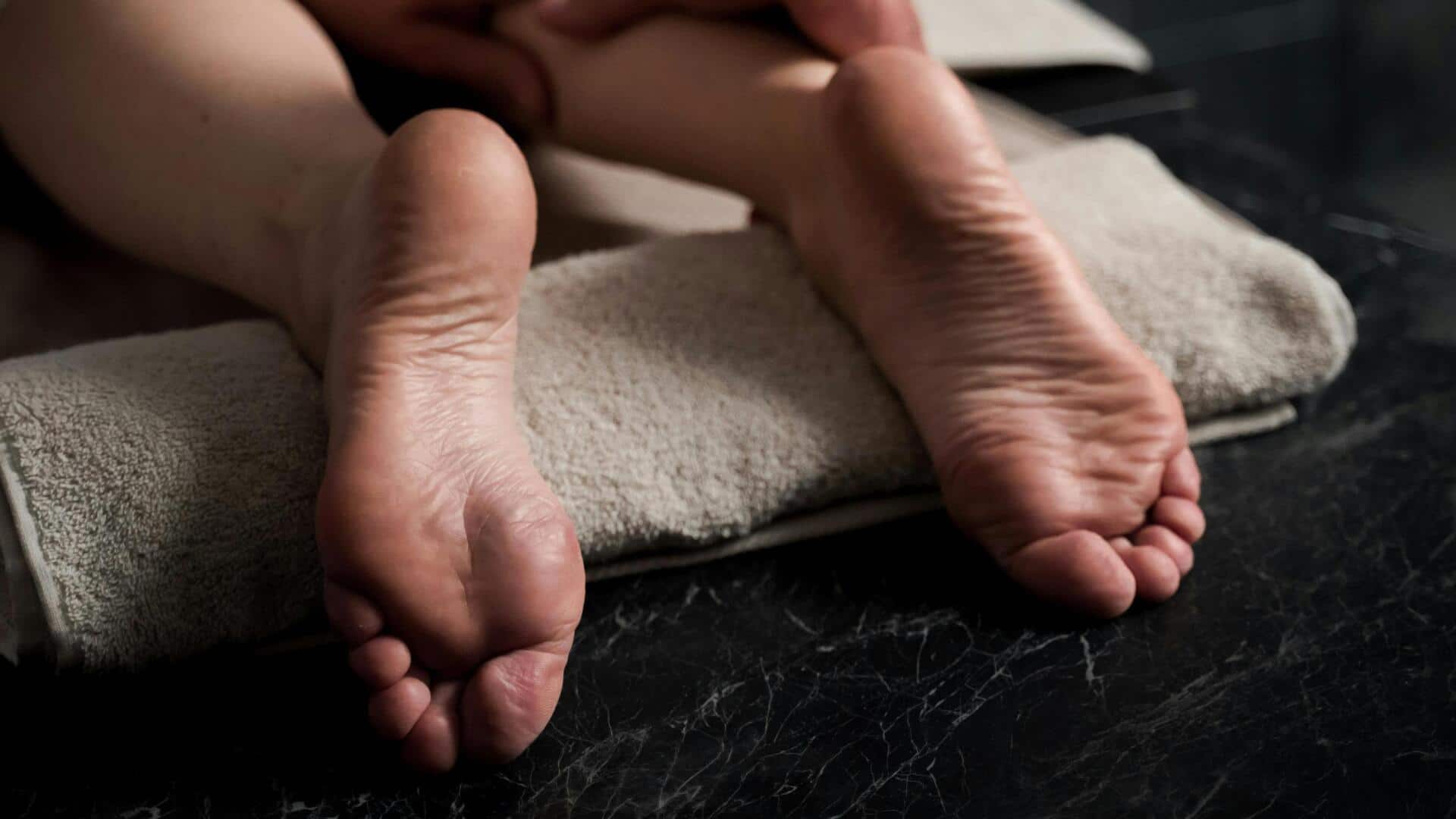 फटी एड़ियों के कारण होता है काफी दर्द? इन 5 घरेलू उपायों से मिलेगा आराम