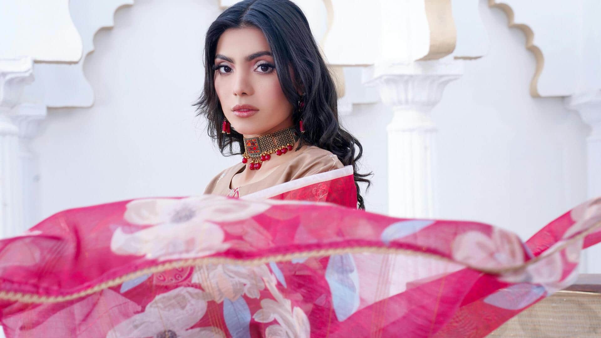 शाम के कार्यक्रमों के लिए परफेक्ट हैं ये कढ़ाई वाले ऑर्गेंजा दुपट्टे, ओढ़कर लगेंगी खूबसूरत