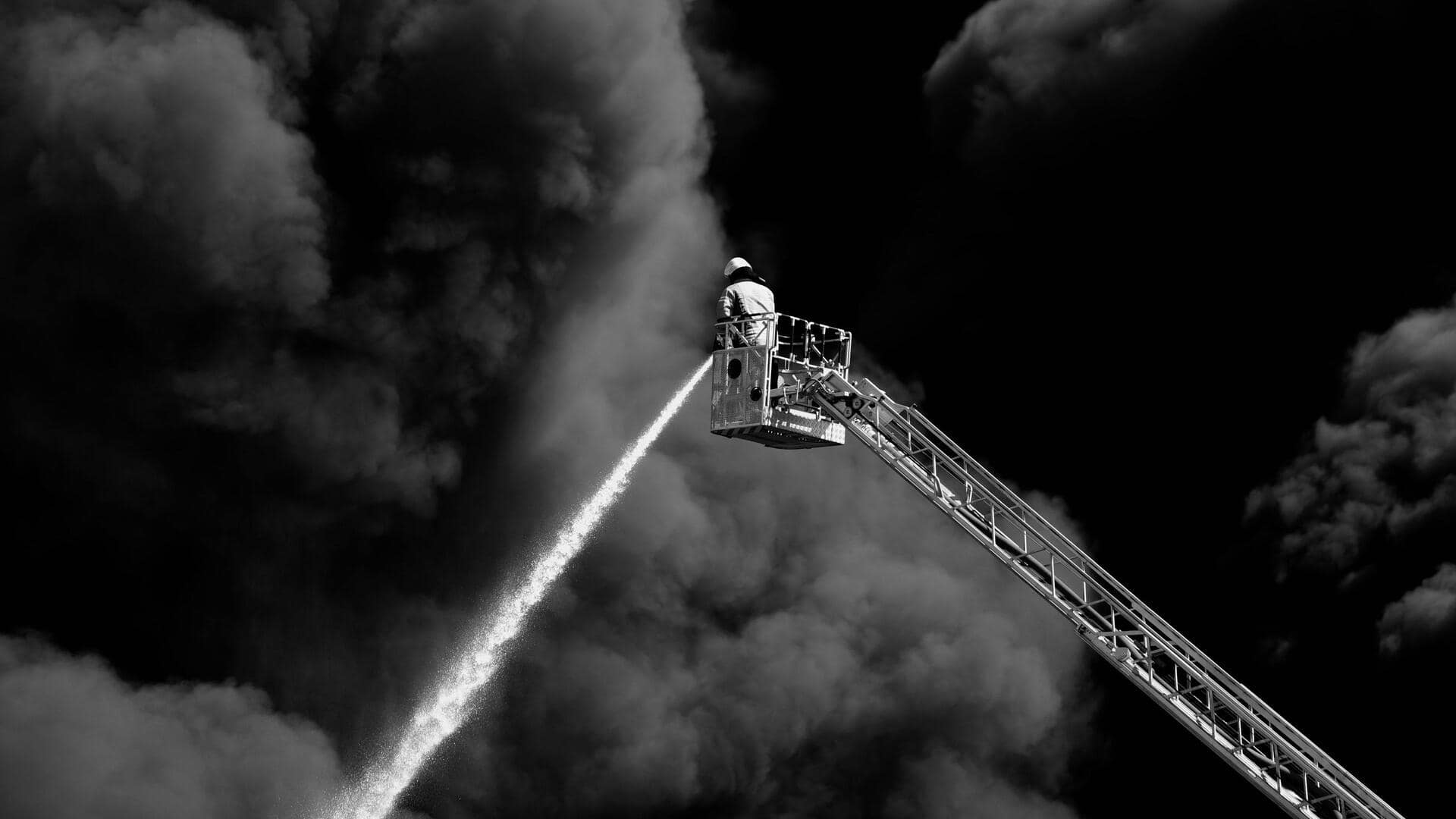 गुजरात में सूरत के टेक्सटाइल मार्केट में लगी भीषण आग, 8वीं मंजिल तक 20 दुकानें खाक