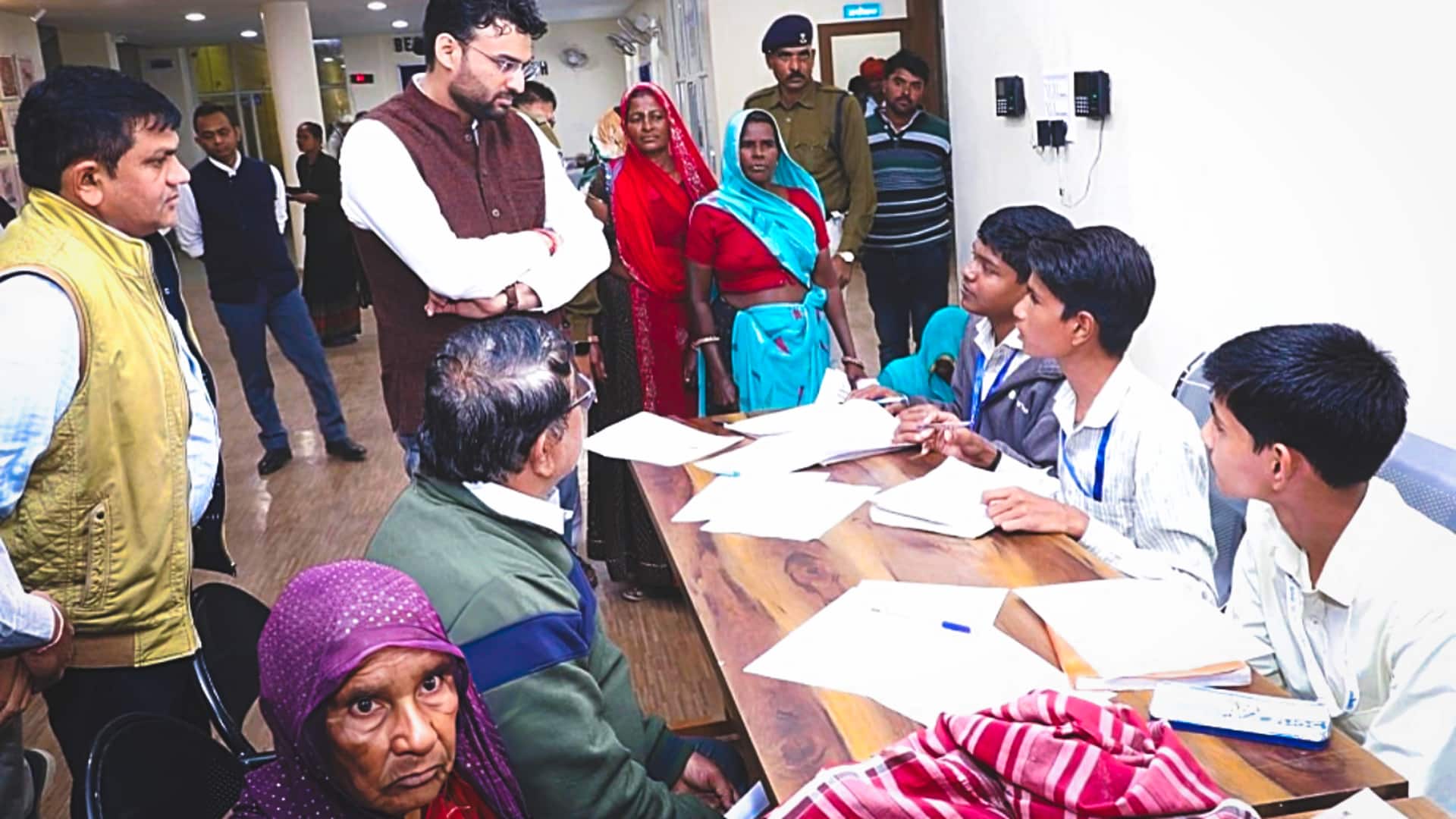 मध्य प्रदेश के नीमच में अनोखी पहल, जनसुनवाई के दौरान छात्र लिख रहे गरीबों की शिकायत मध्य प्रदेश के नीमच में अनोखी पहल, जनसुनवाई के दौरान छात्र लिख रहे गरीबों की शिकायत