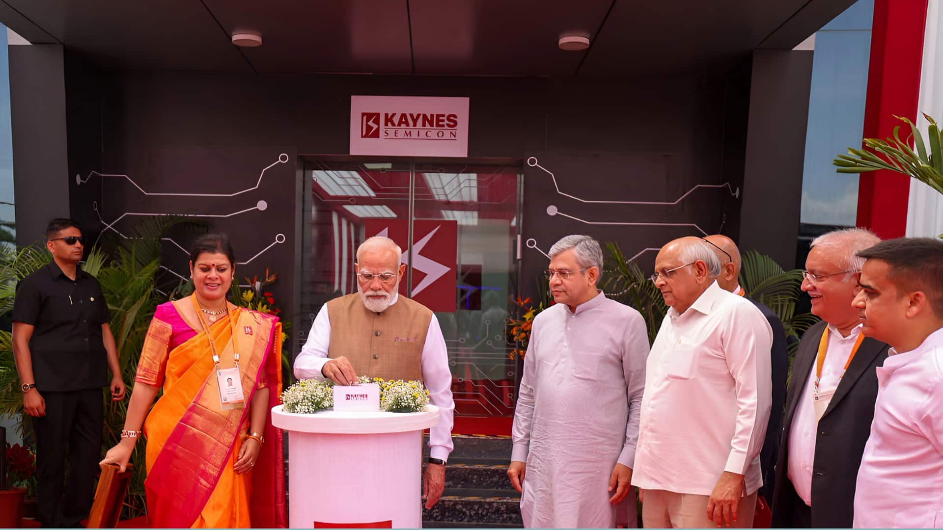 प्रधानमंत्री मोदी ने गुजरात के सानंद में किया सेमीकंडक्टर फैक्ट्री का उद्घाटन