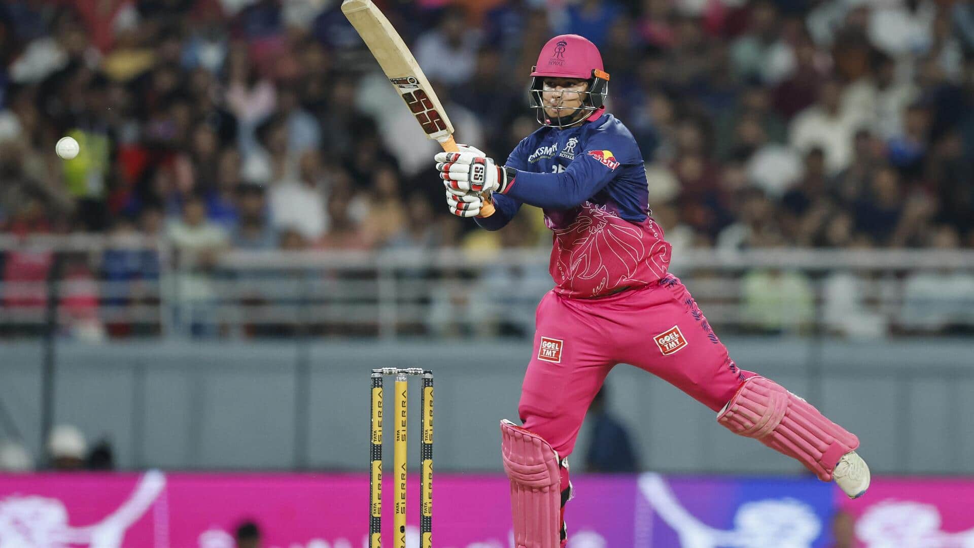 IPL: एक सीजन में 200 से अधिक की स्ट्राइक रेट से 500+ रन बनाने वाले बल्लेबाज