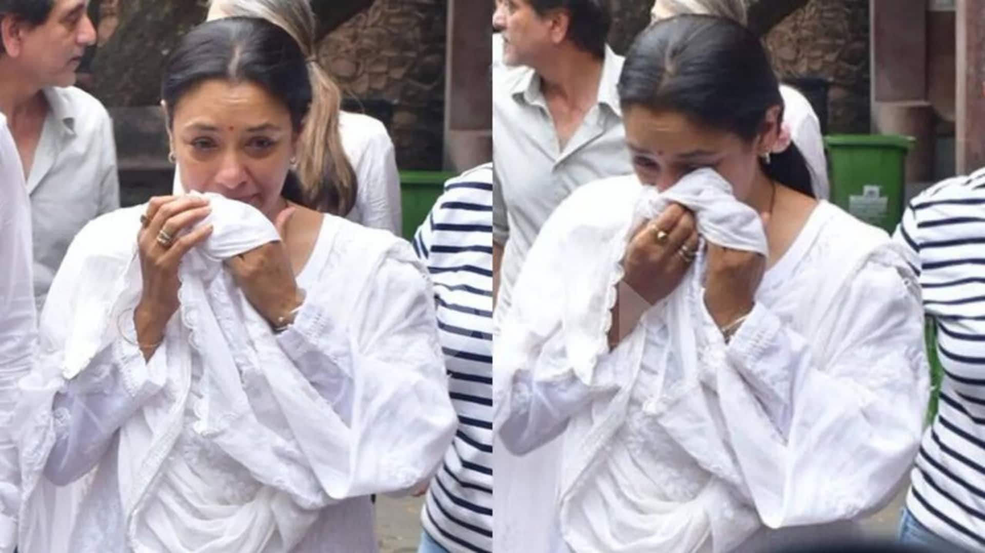 सतीश शाह के अंतिम संस्कार में बिलख-बिलखकर रोईं रूपाली गांगुली, वीडियो वायरल सतीश शाह के अंतिम संस्कार में बिलख-बिलखकर रोईं रूपाली गांगुली, वीडियो वायरल
