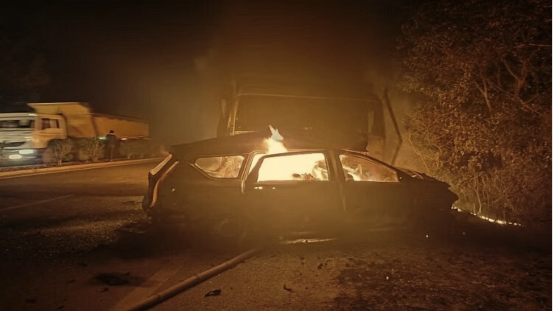 बरेली: ट्रक से टक्कर के बाद कार में लगी आग, बच्चे समेत 8 लोगों की मौत