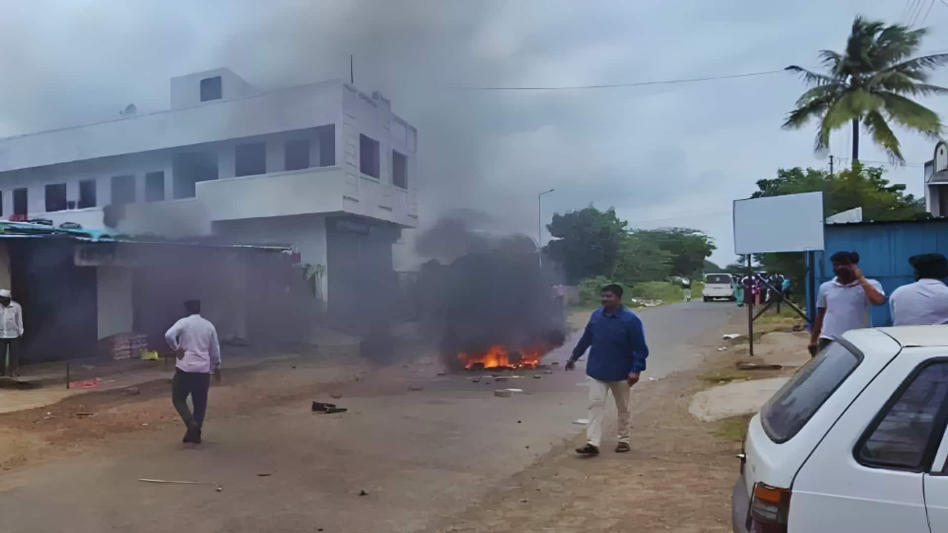 पुणे के दौंड में सांप्रदायिक हिंसा: धर्मस्थल पर पथराव, विवादित सोशल मीडिया पोस्ट के बाद तनाव पुणे के दौंड में सांप्रदायिक हिंसा: धर्मस्थल पर पथराव, विवादित सोशल मीडिया पोस्ट के बाद तनाव