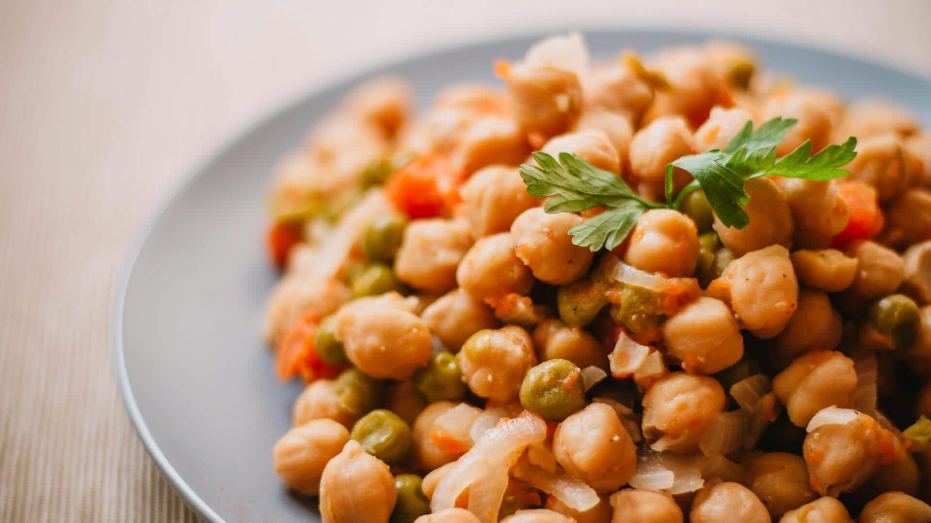 सुबह के नाश्ते के लिए बेहतरीन रहेगा क्विनोआ और चने का सलाद, इस तरह बनाएं