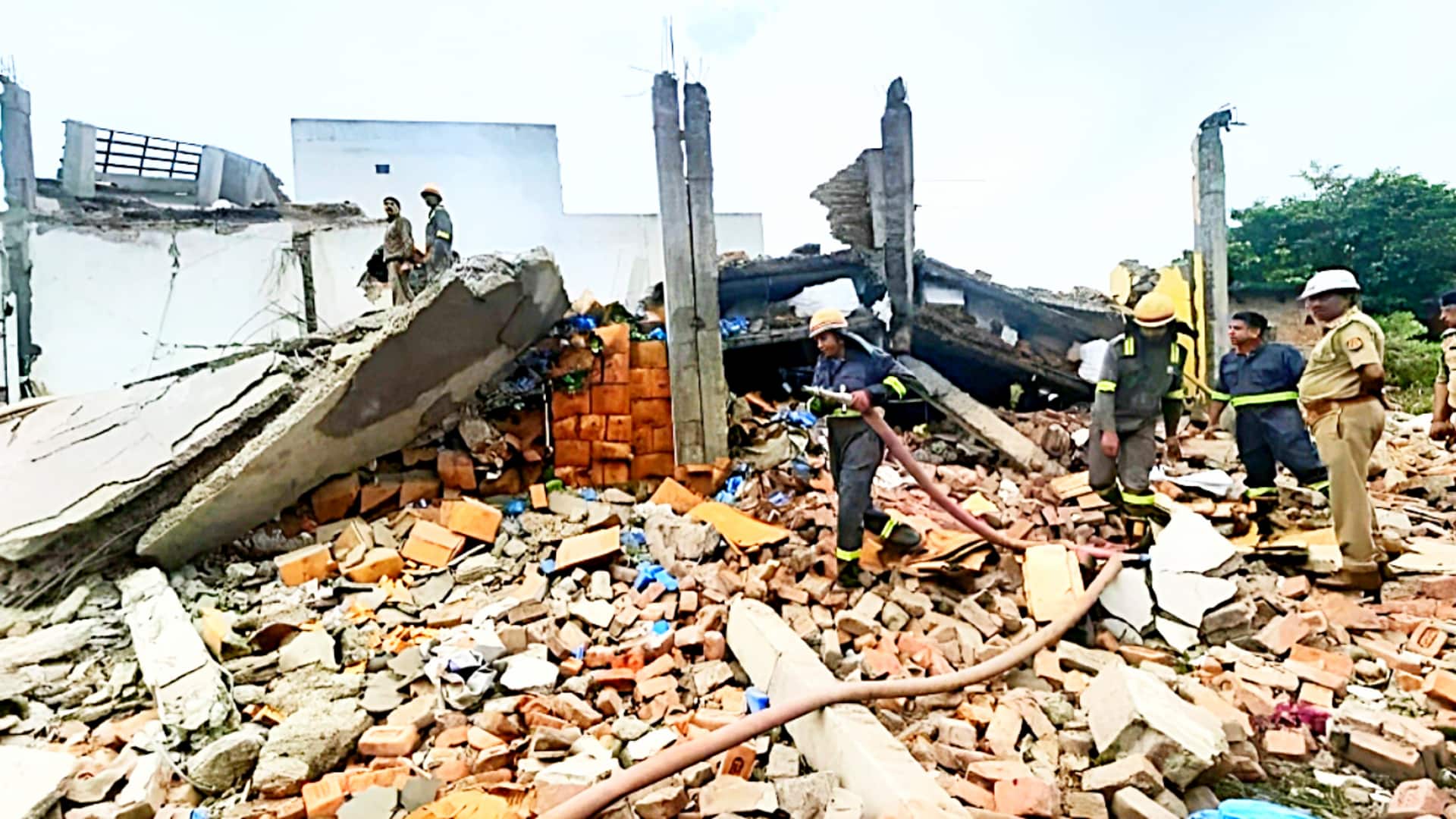 उत्तर प्रदेश: मेरठ में साबुन फैक्ट्री में जोरदार धमाके से बिल्डिंग ढही, 4 की मौत